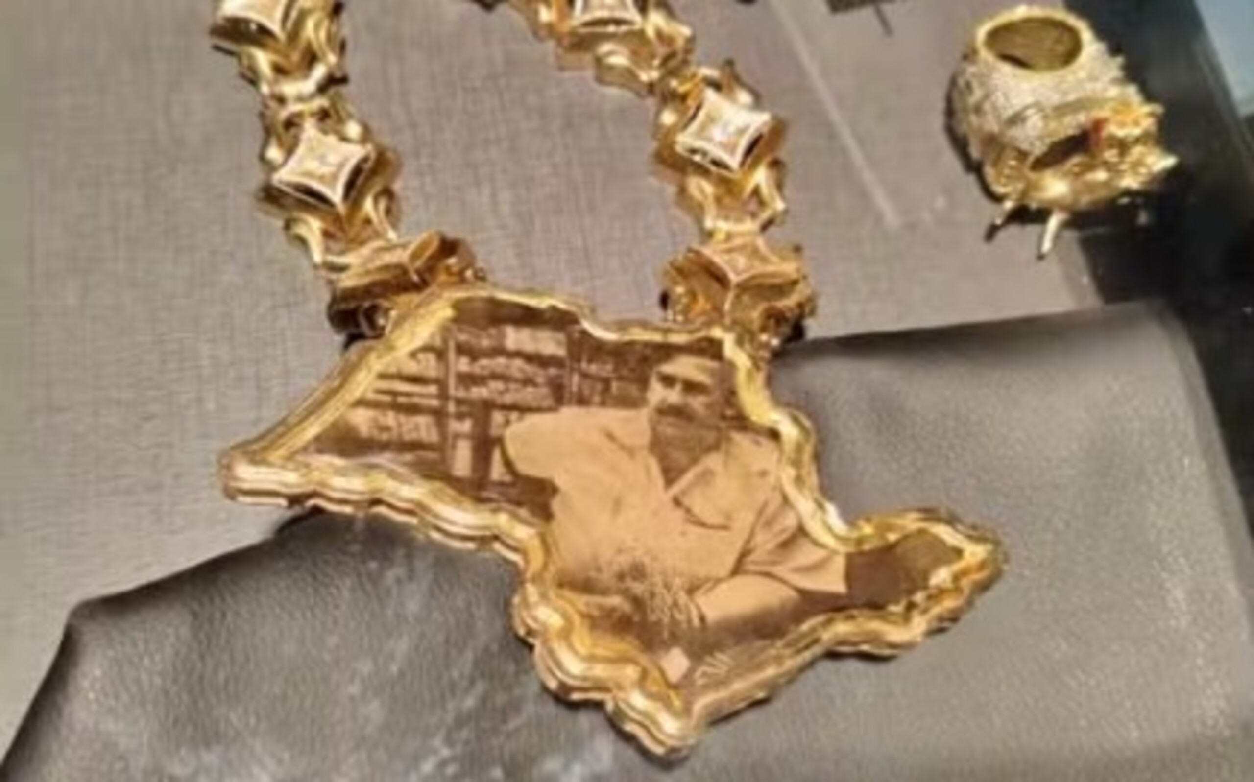 Colar com imagem de Escobar, armas e carros de luxo: PF detalha apreensões em megaoperação