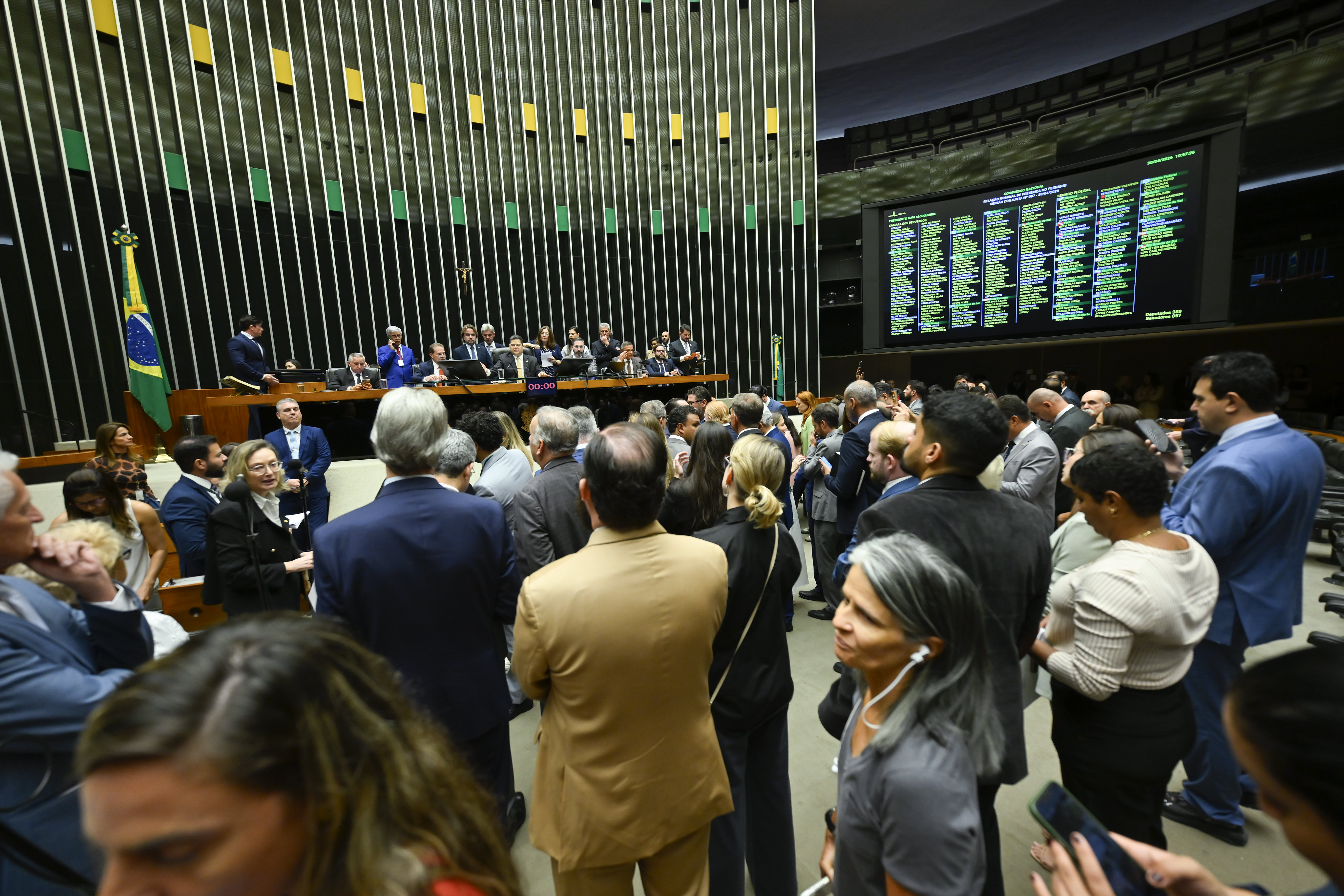 Decisão do Congresso pode beneficiar  280 condenados, mas revisão de penas depende do STF