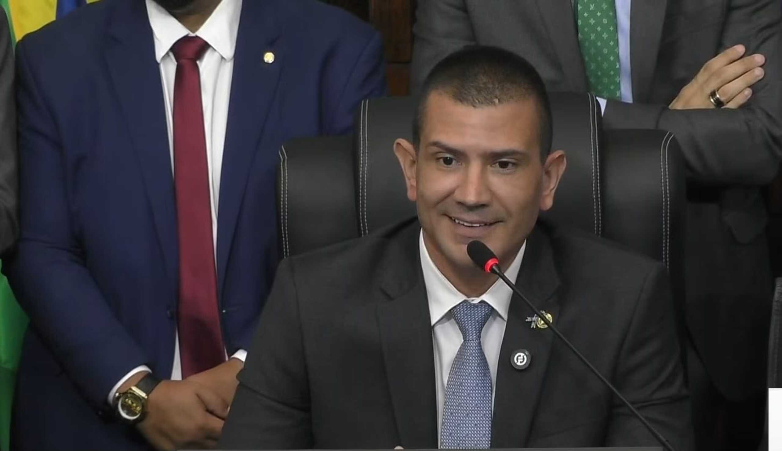 Douglas Ruas é eleito presidente da Alerj com voto aberto e oposição ausente