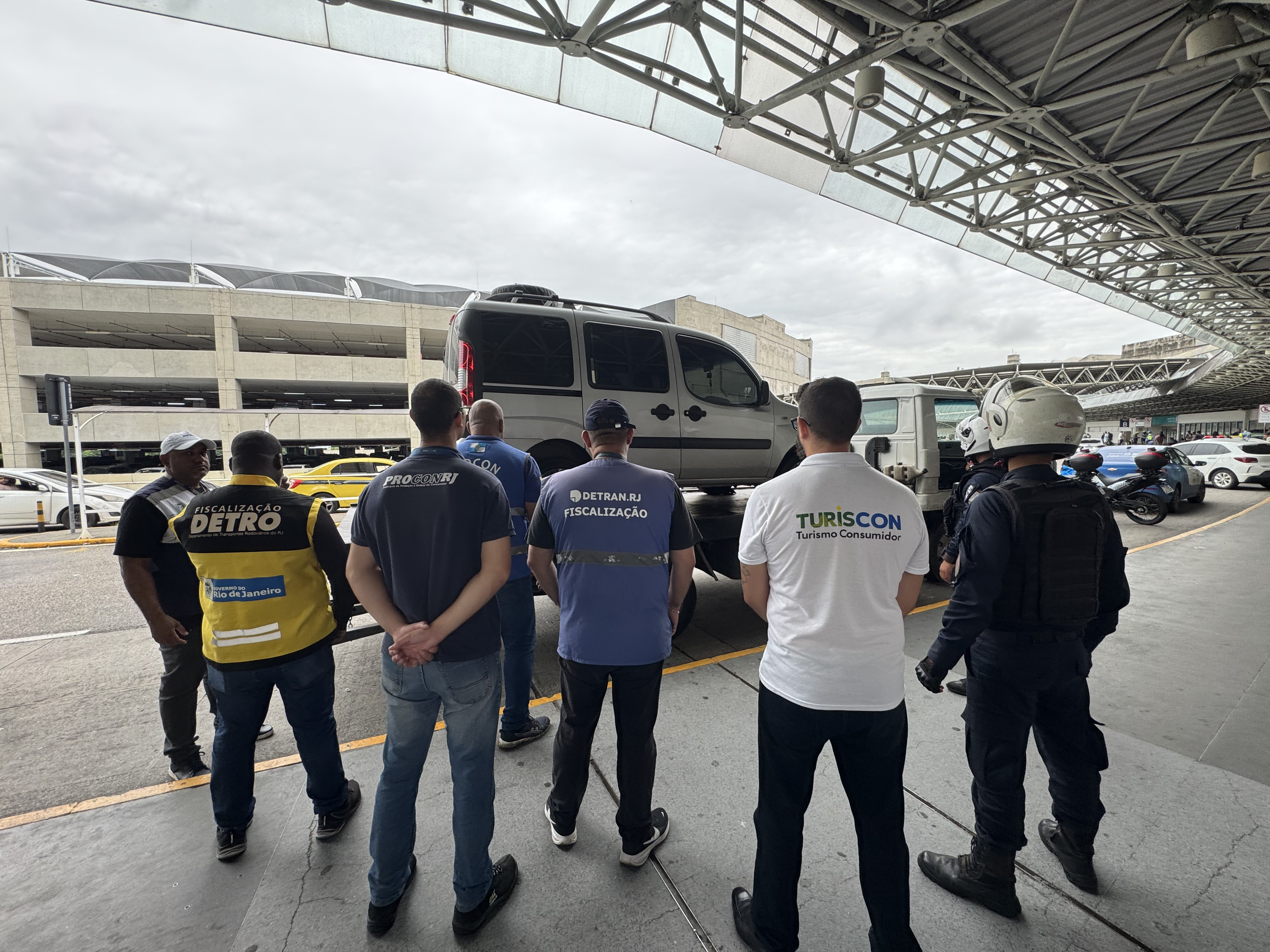 Operação no Galeão autua concessionária e interdita veículos por transporte irregular