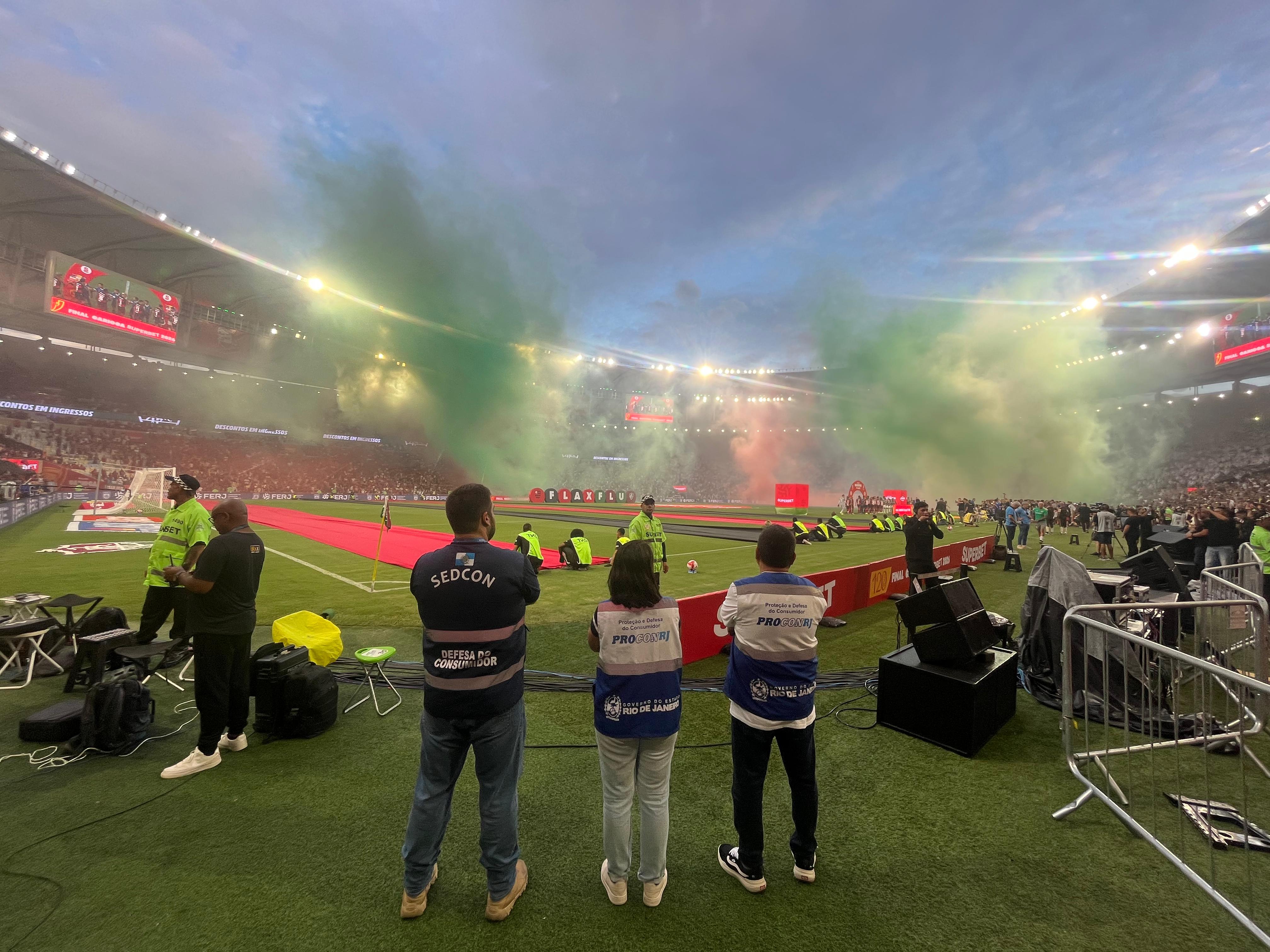 Publicidade adulta no Maracanã durante Fla x Flu gera R$ 877 mil em multas