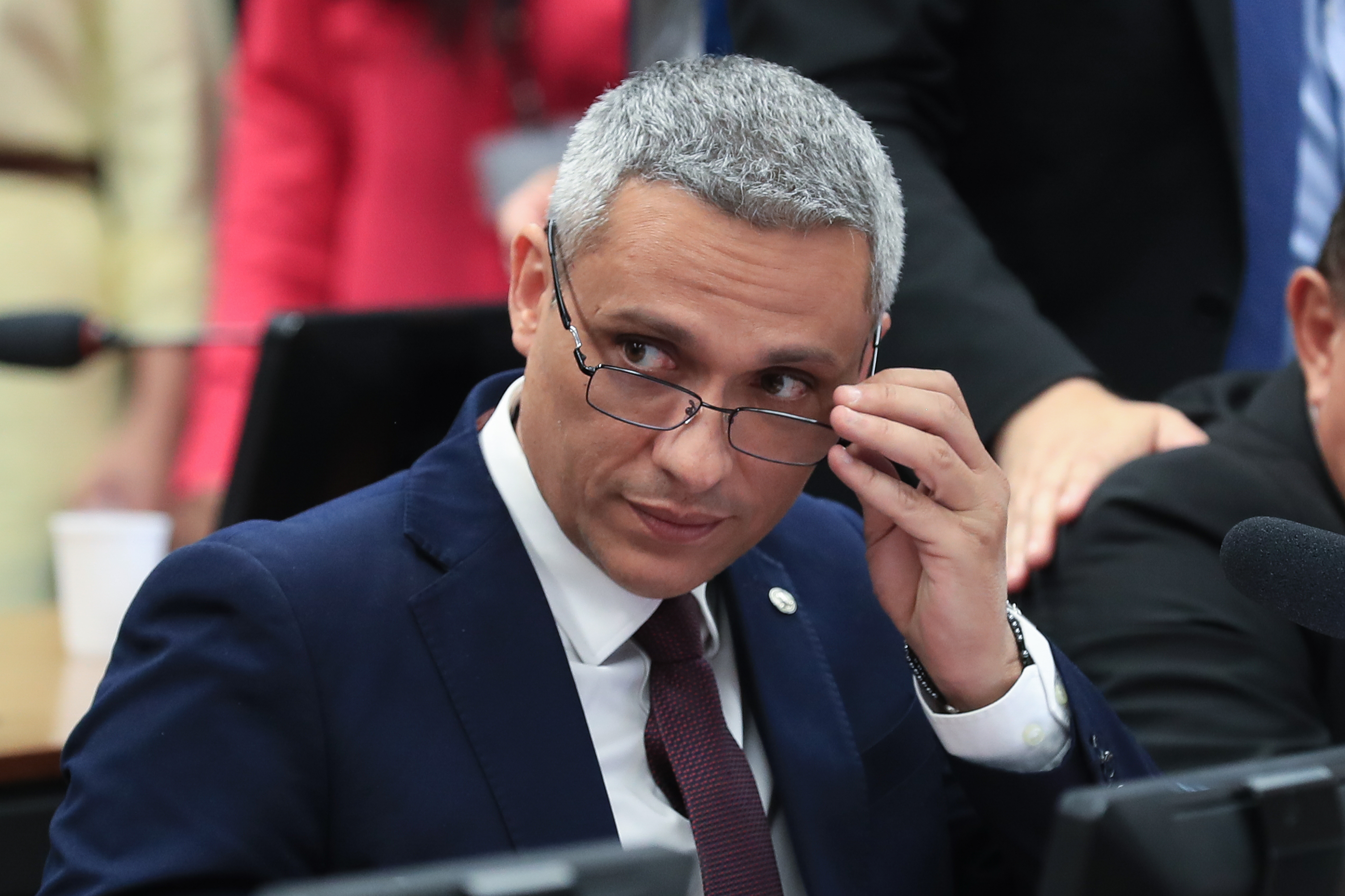 Justiça condena Gustavo Gayer a indenizar Gleisi Hoffmann e Lindbergh por ofensas misóginas