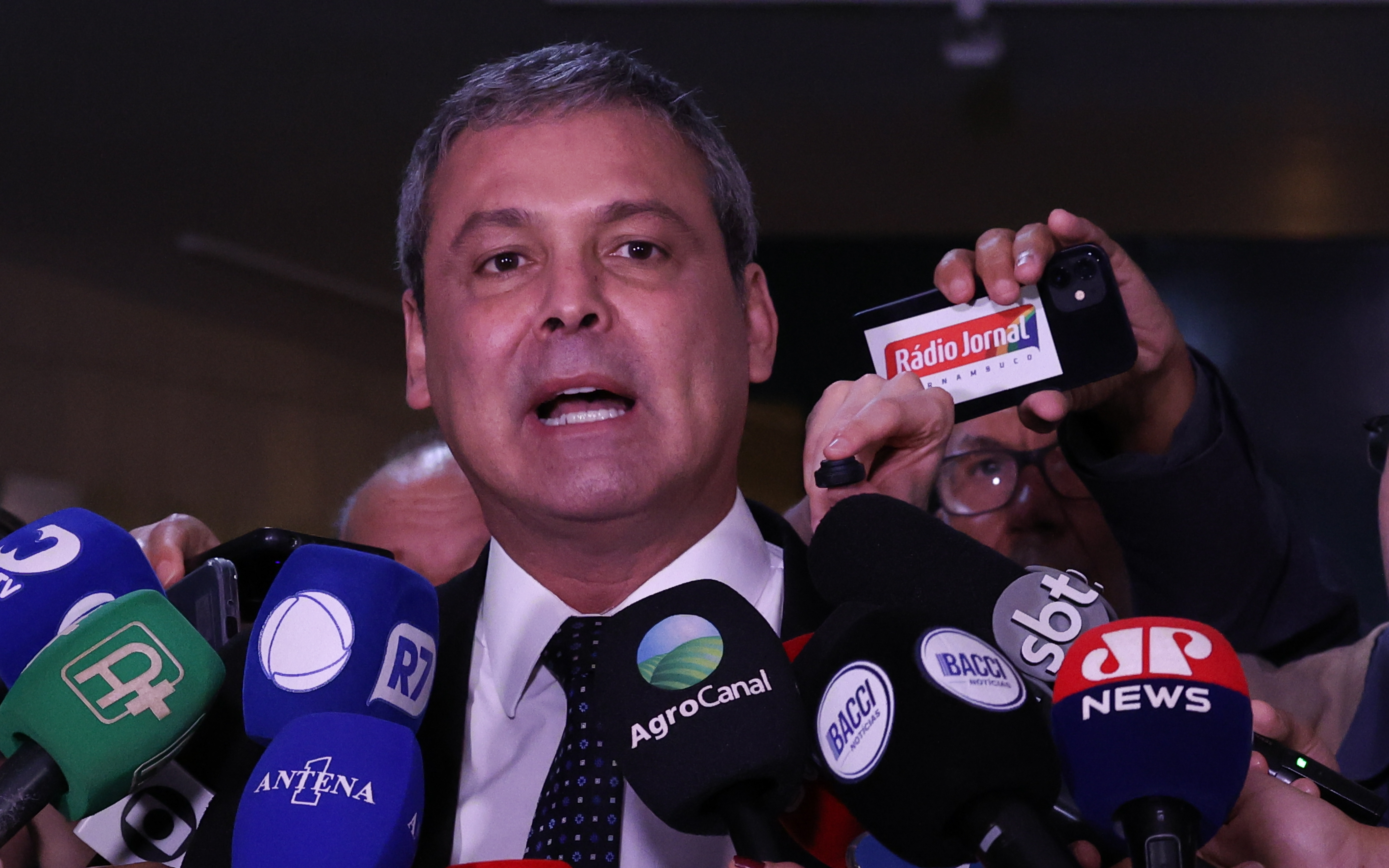 Lindbergh pede ao STF extradição de Eduardo Bolsonaro e alerta à Interpol