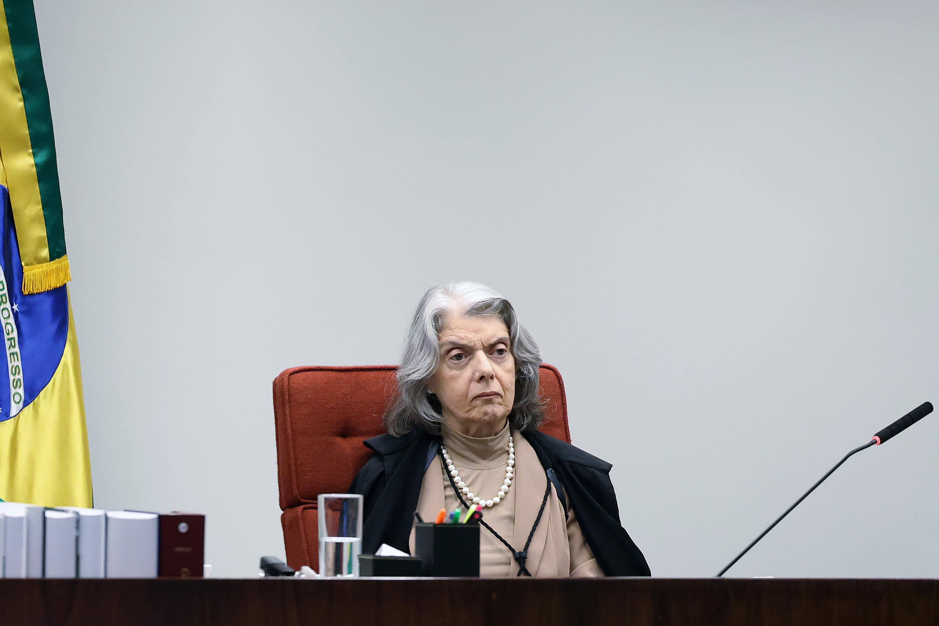 Cármen Lúcia anuncia que vai antecipar sua saída da presidência do TSE