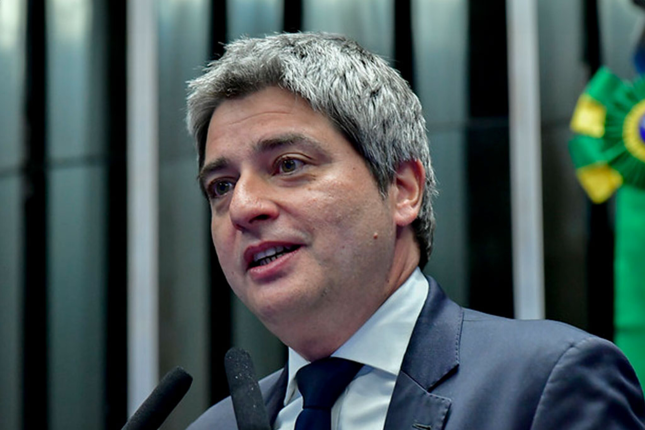 Portinho questiona Messias sobre linha direta de sucessão do governo do Rio