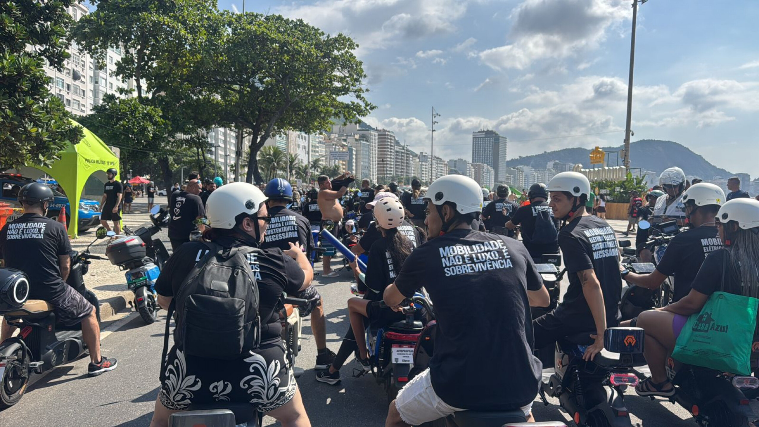 Usuários de veículos elétricos protestam na orla contra decreto da prefeitura; vídeo