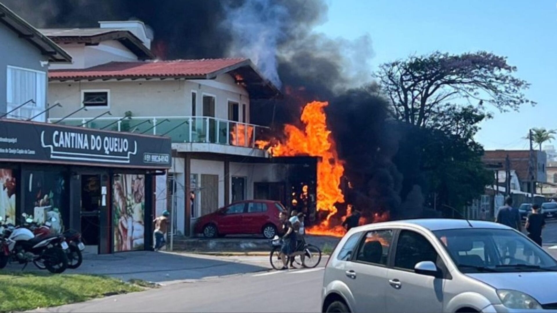 Vídeo: piloto morre após avião cair sobre casa no litoral do Rio Grande do Sul