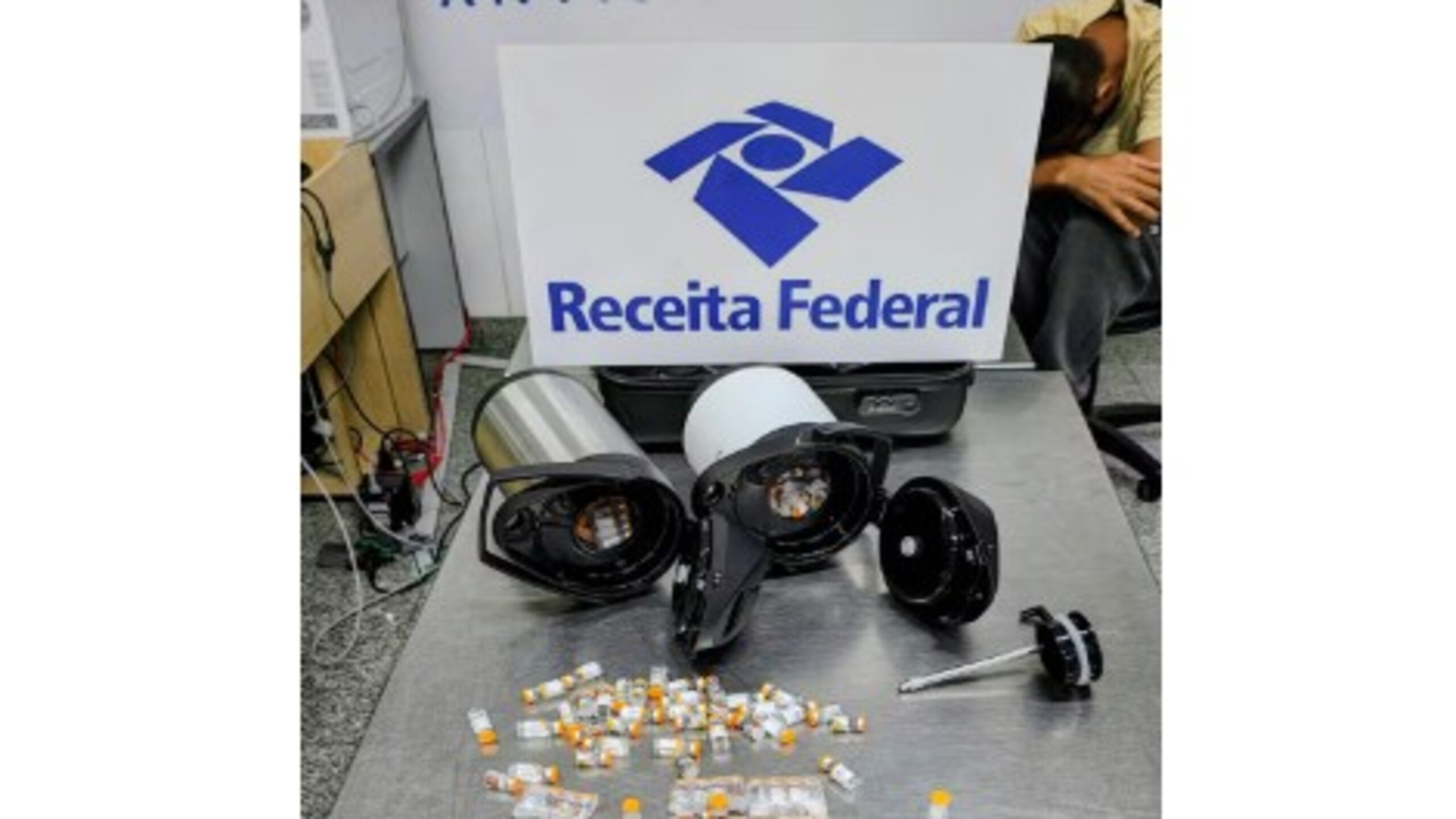 Passageiro é detido com 324 ampolas de remédios para emagrecer escondidas no Galeão