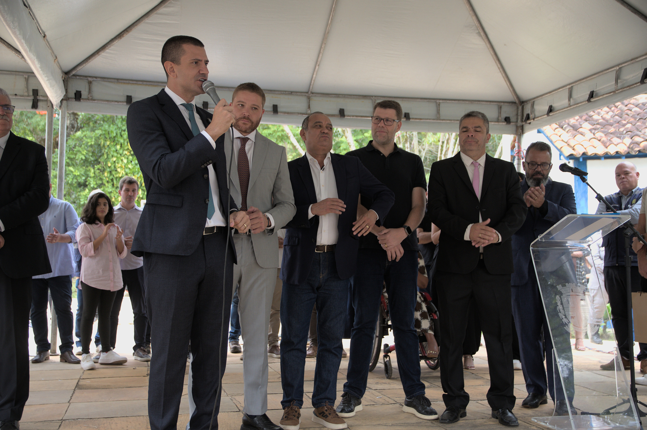 Douglas Ruas participa de desfile cívico em Sebollas no feriado de 21 de abril