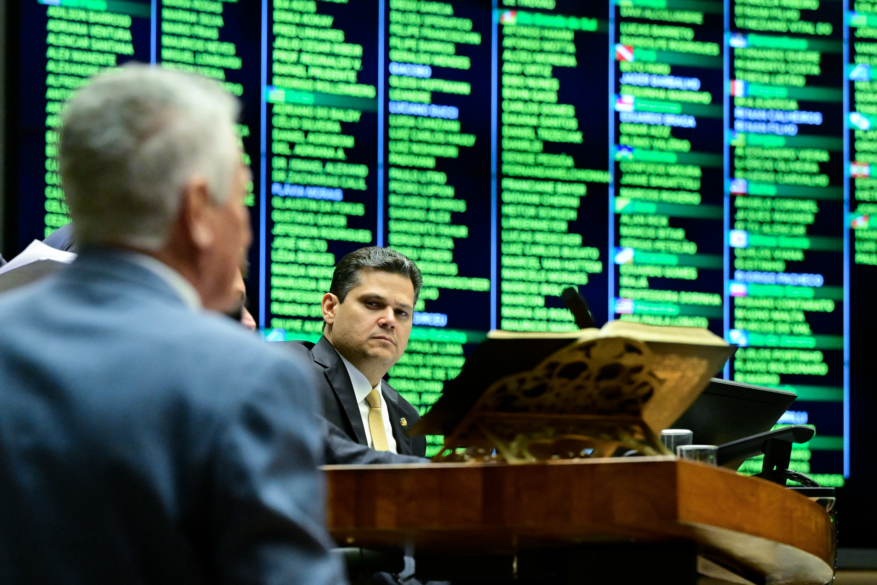 Câmara derruba veto de Lula a projeto que reduz pena de Bolsonaro; Senado ainda votará