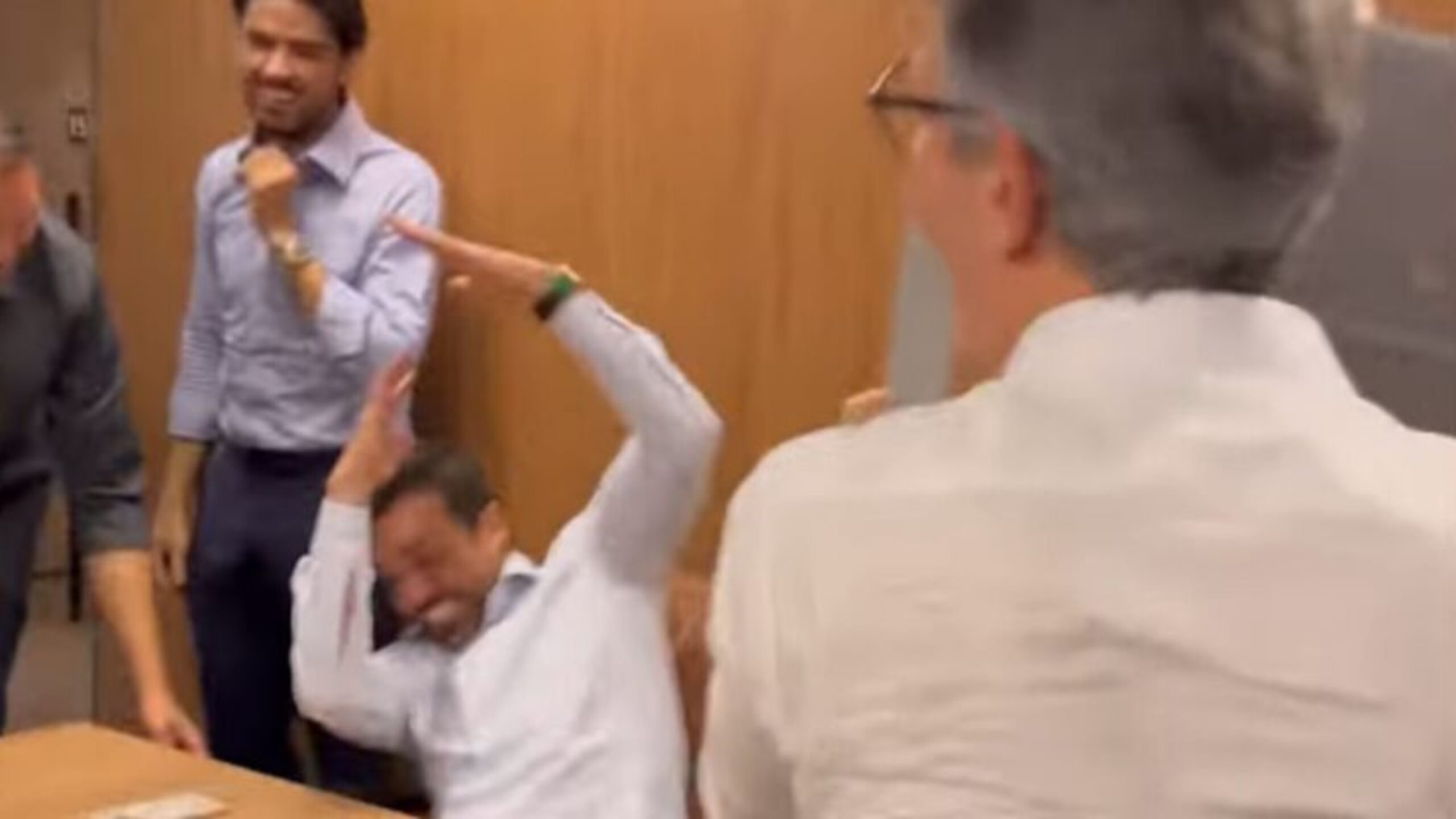 Zema finge dar cadeirada em Marçal e relembra episódio com Datena durante debate; vídeo