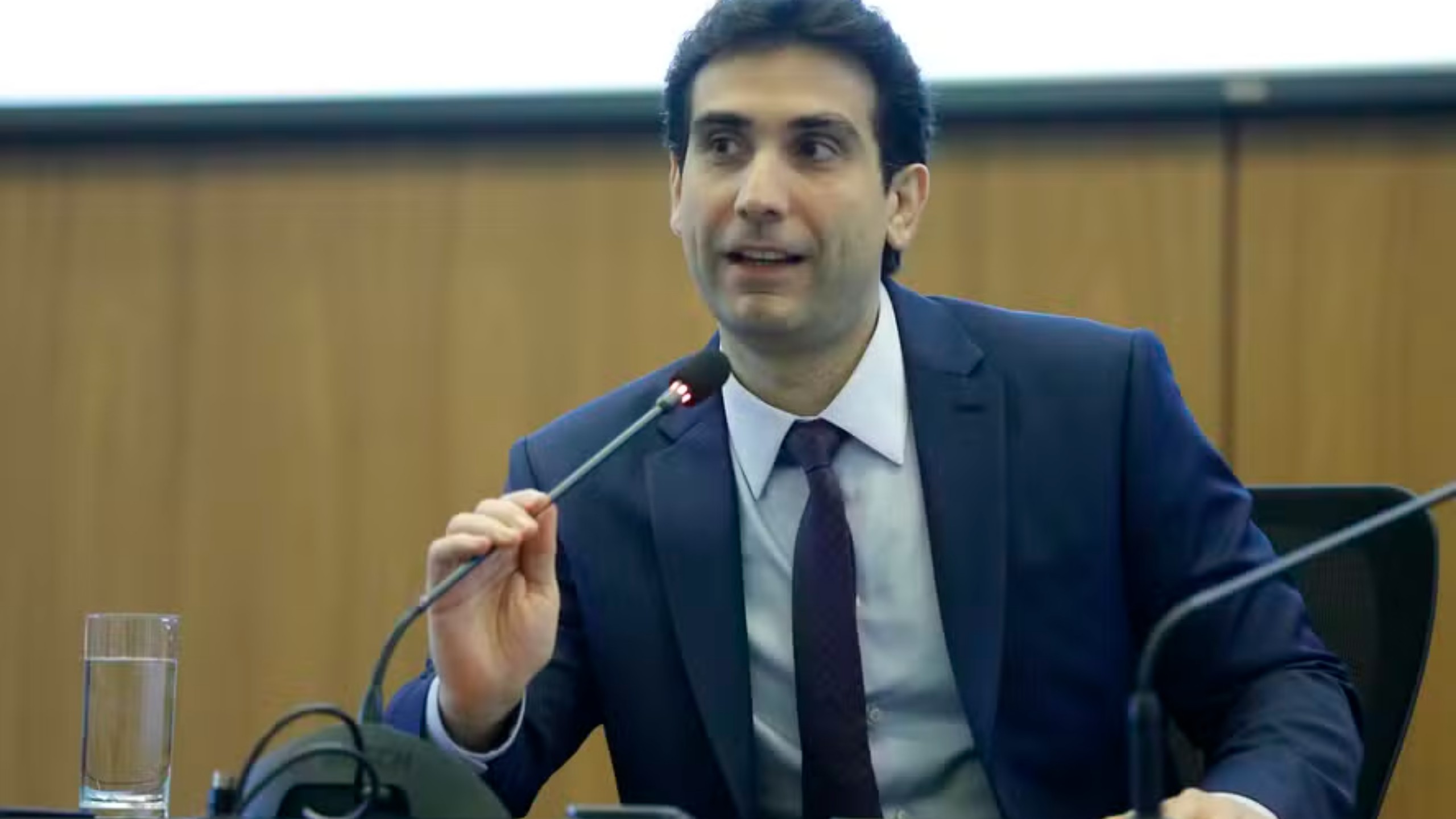 Galípolo nega culpa de Campos Neto no caso Banco Master e irrita o Planalto