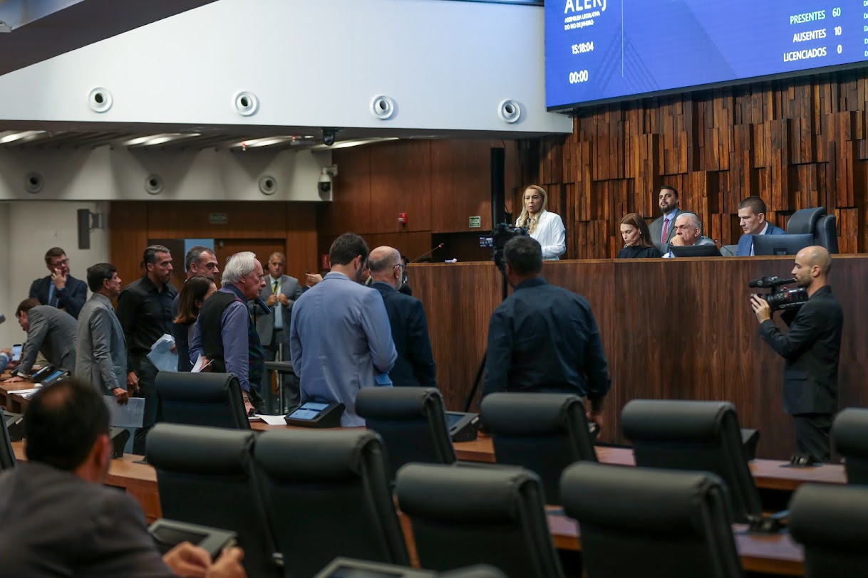 Emendas impositivas da Alerj entram em debate com casos de Hilux, triturador e reforma em escola