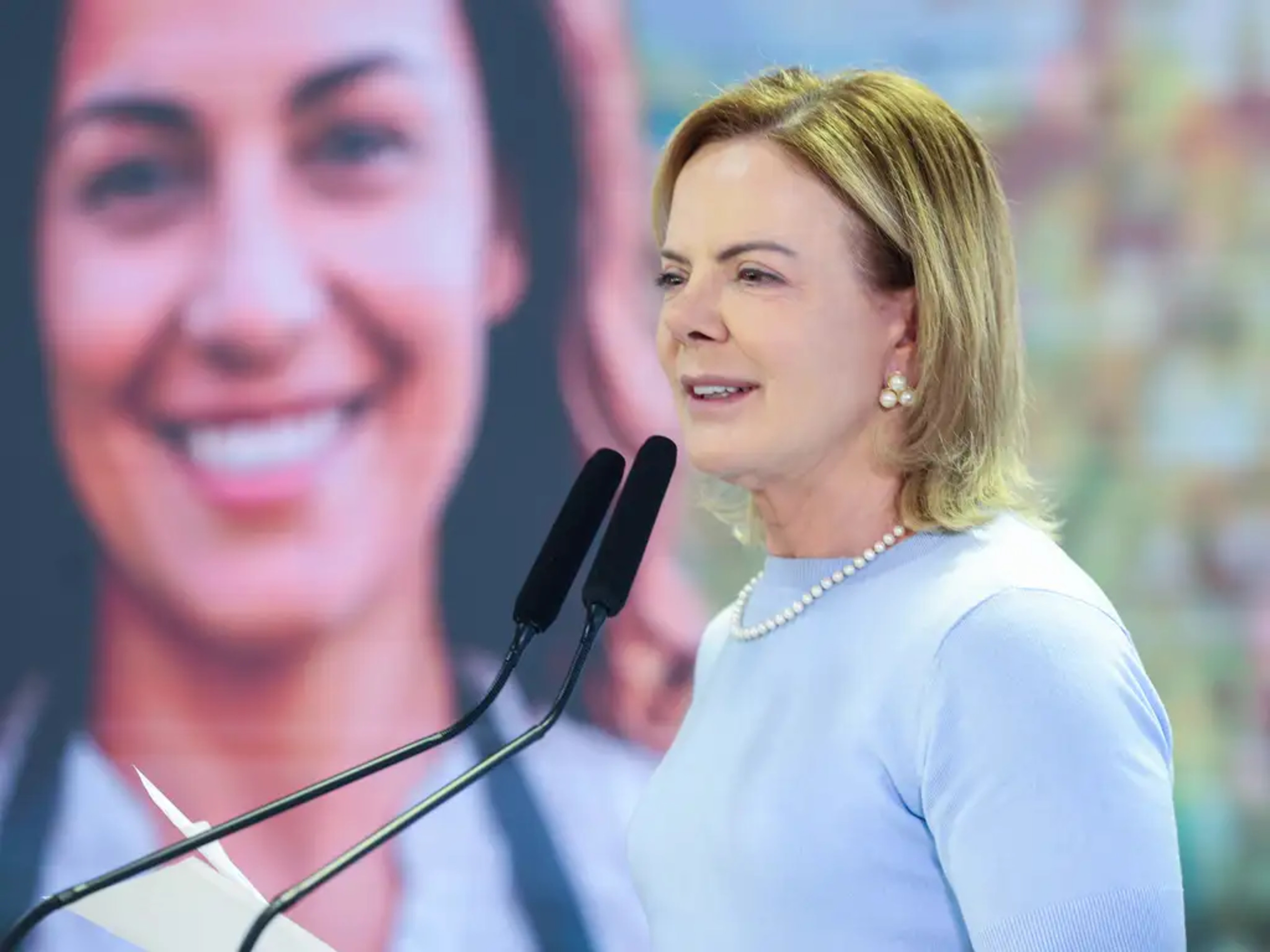 Gleisi Hoffmann chama Bolsonaros de ‘traidores da pátria’