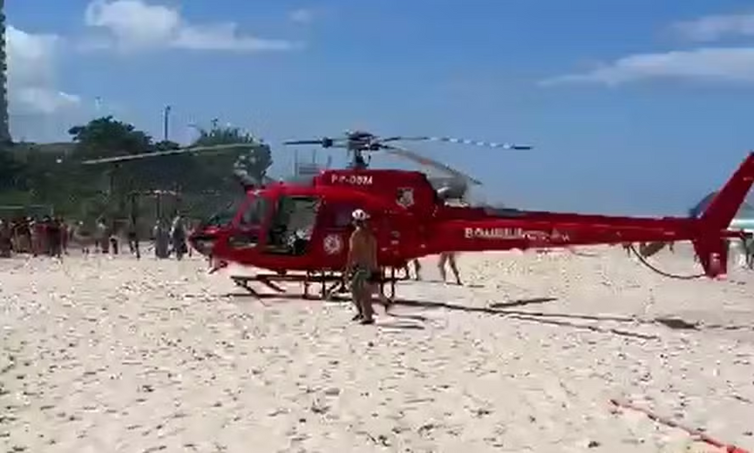 Helicóptero dos bombeiros pousa na praia da Barra para socorrer idoso