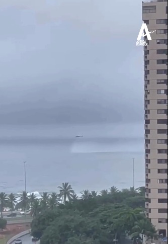Helicóptero perde altitude na Barra da Tijuca, assusta passageiros e vídeo viraliza
