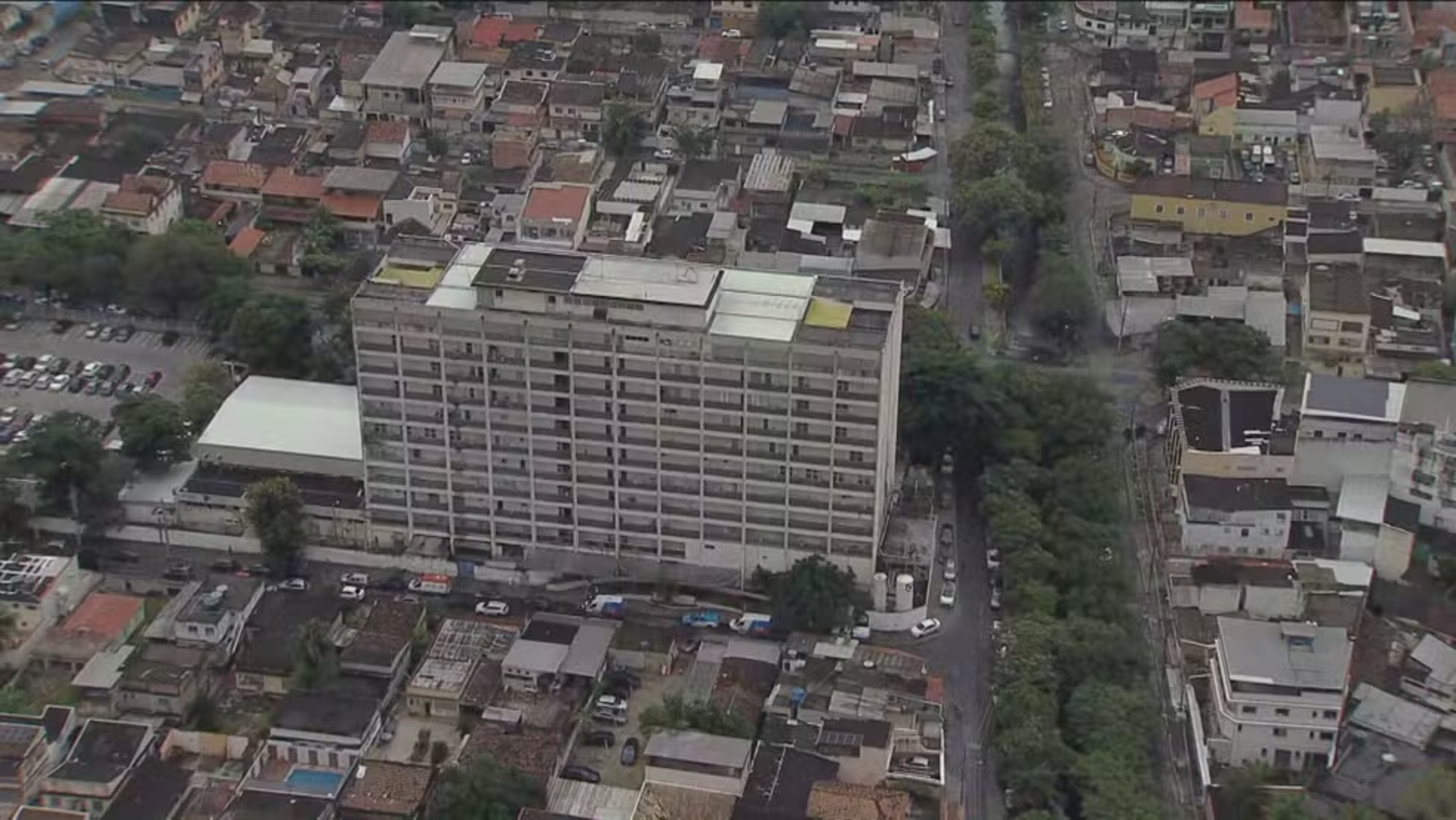 Incêndio atinge berçário do Hospital Albert Schweitzer, em Realengo