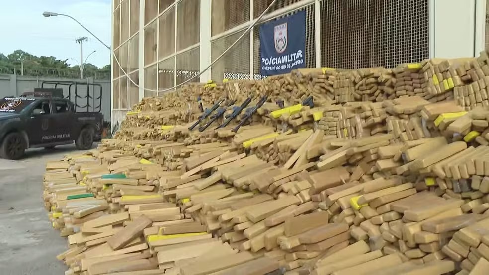 PM apreende 48 toneladas de maconha em bunker no Complexo da Maré