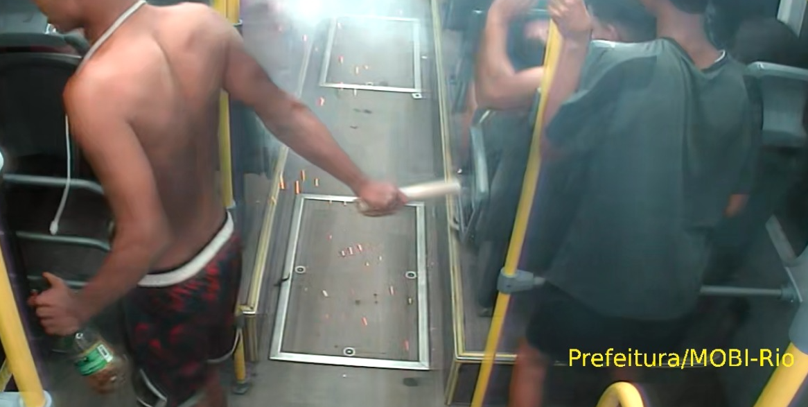 Dupla é presa por soltar rojão dentro de BRT no Recreio; vídeo