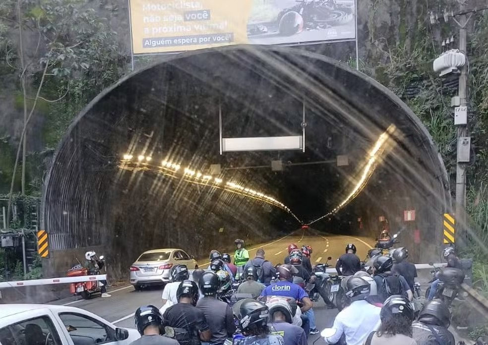 Incêndio em caminhão paralisa Túnel da Covanca e trava trânsito na Linha Amarela