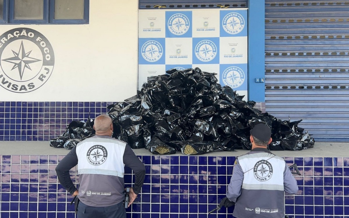 ‘Pelo cheiro, você já sabe’: motorista é preso com quase 500 embalagens de maconha na Dutra