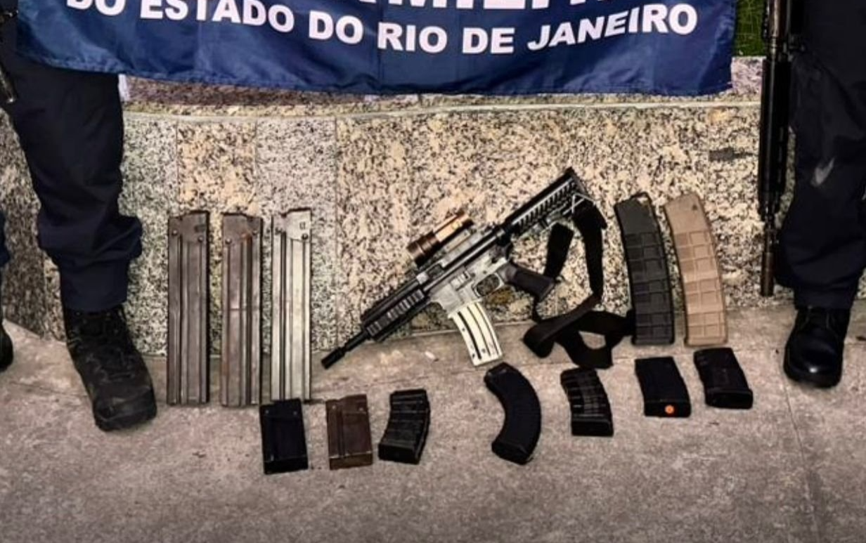PM troca tiros com criminosos e apreende fuzil em Bangu