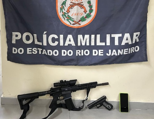 PM remove barricadas, prende dois homens e apreende fuzil em São Gonçalo
