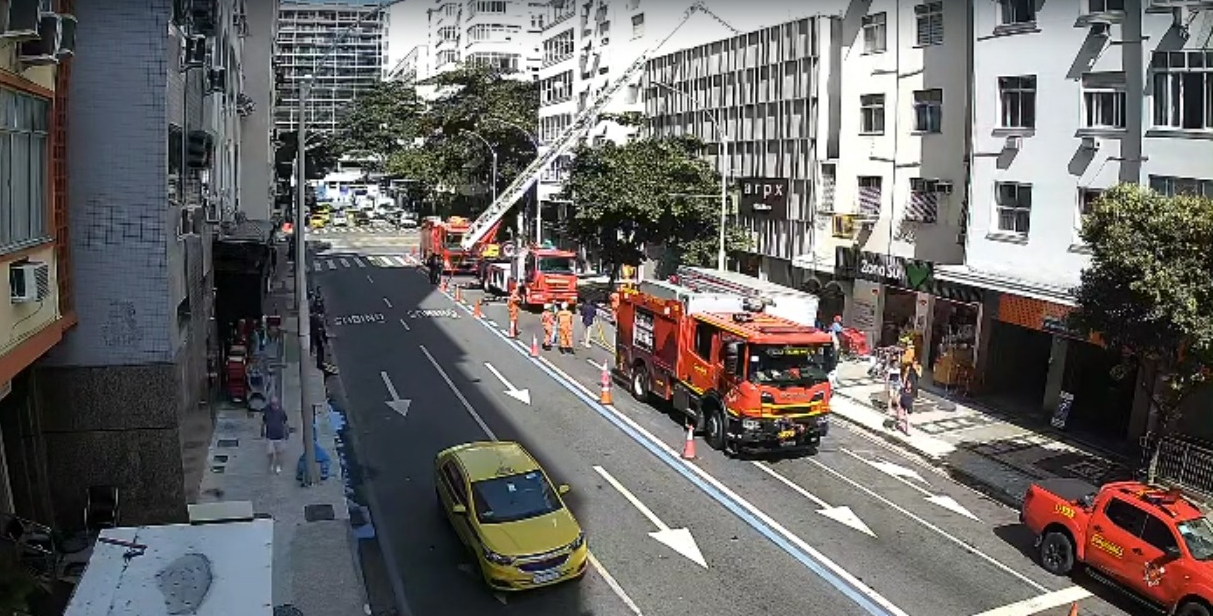 Incêndio atinge loja em Copacabana e provoca interdição parcial de avenida