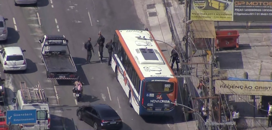 Ônibus são sequestrados e atravessados em via de Piedade