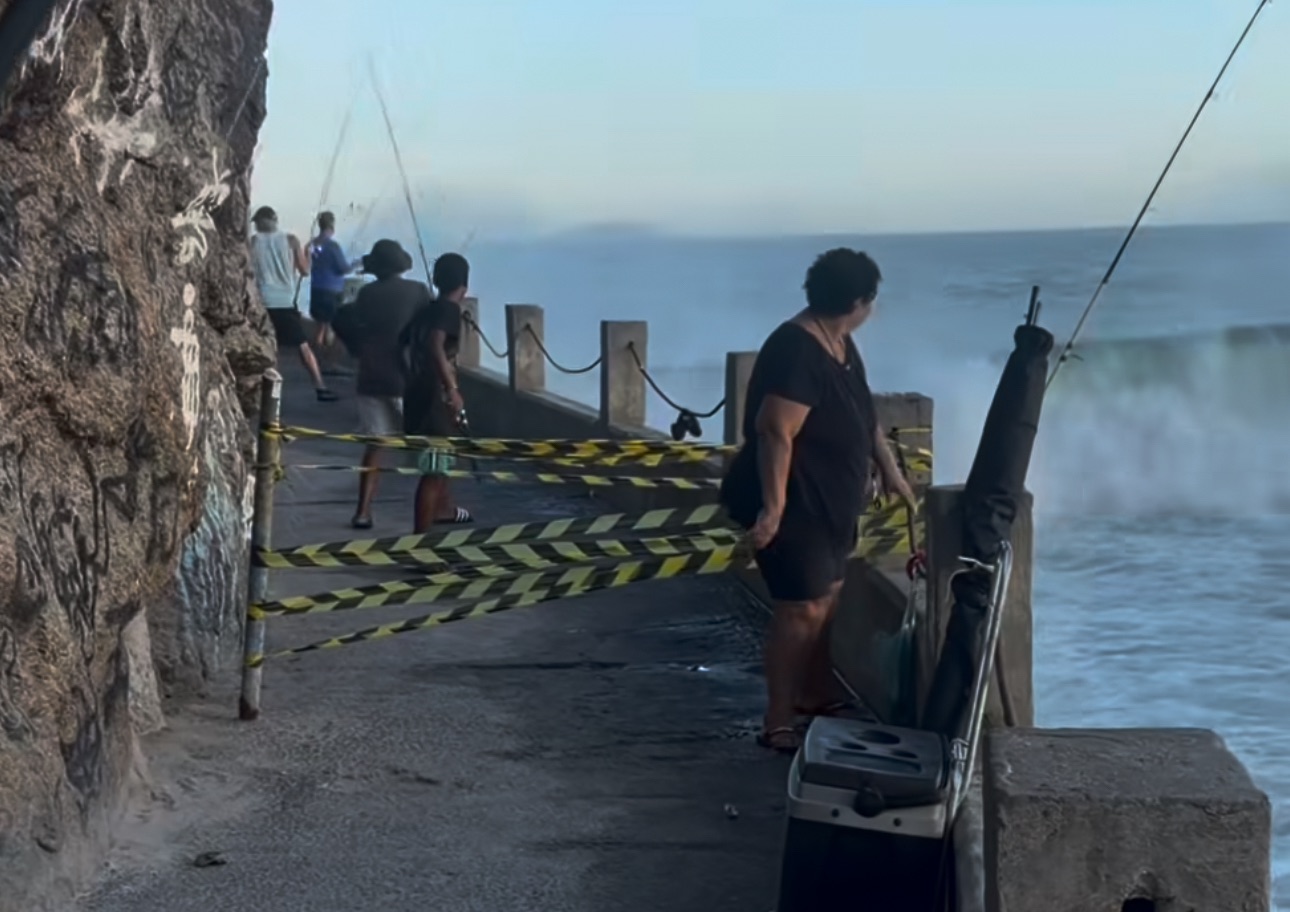 Vídeo: mar agitado invade Mureta do Leme e assusta visitantes