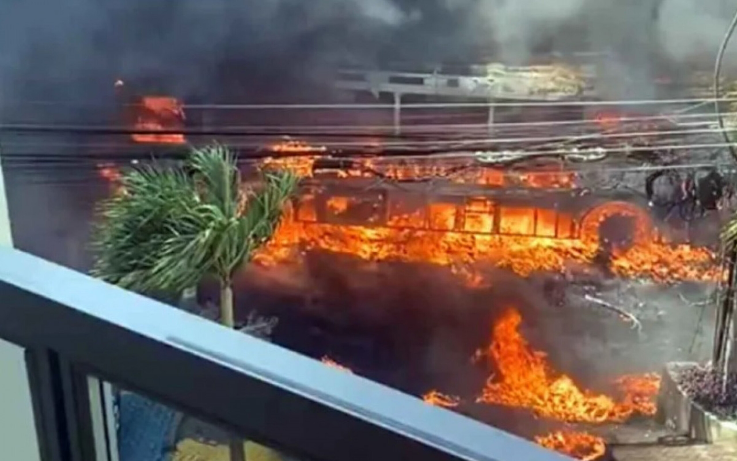 Ônibus pega fogo na Barra e causa trânsito intenso