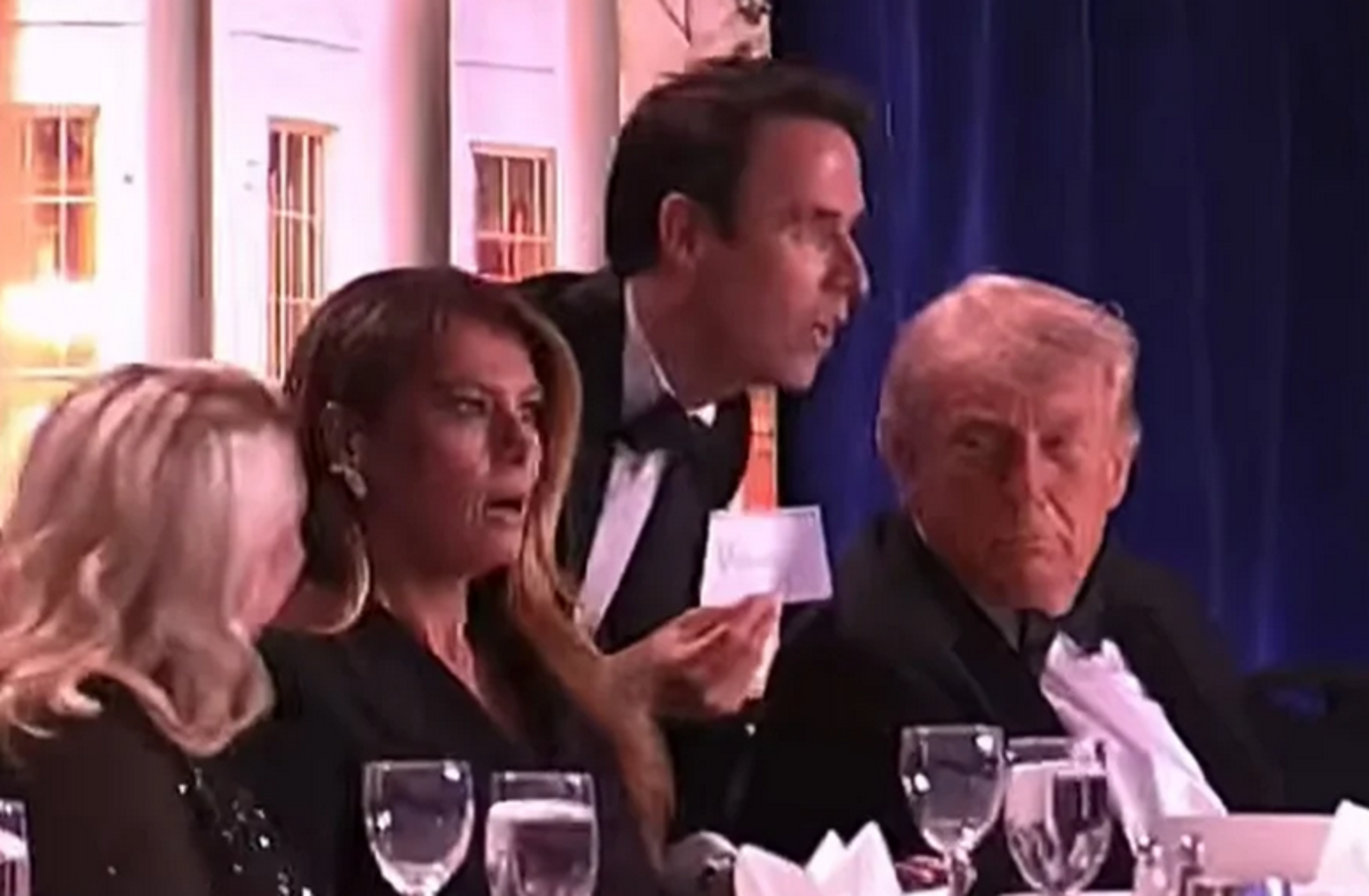 Jantar de Trump interrompido por tiros ocorreu no mesmo hotel onde Reagan foi baleado em 1981