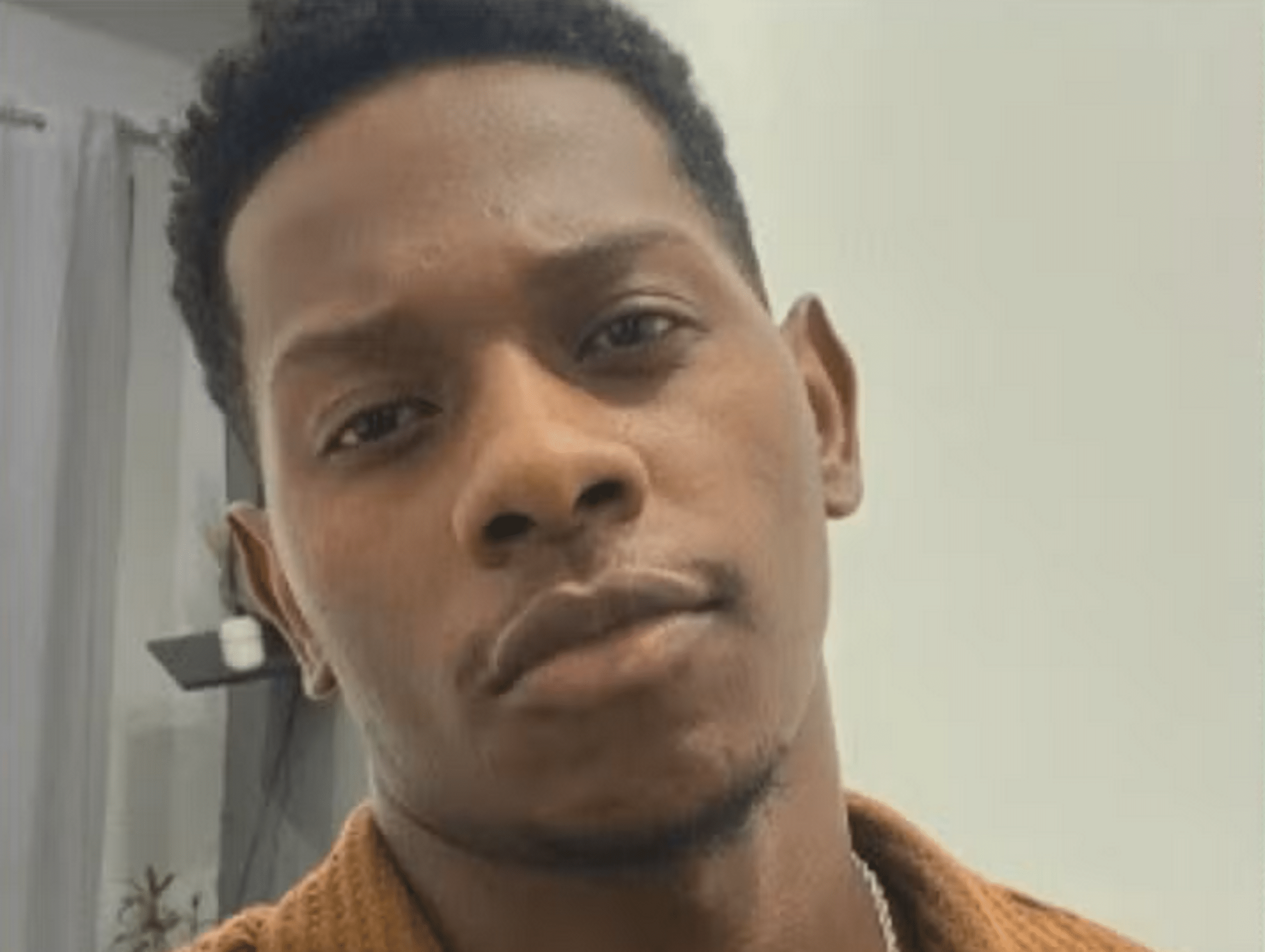 Suspeito de atear fogo em ex-companheira se entrega e é preso na Baixada