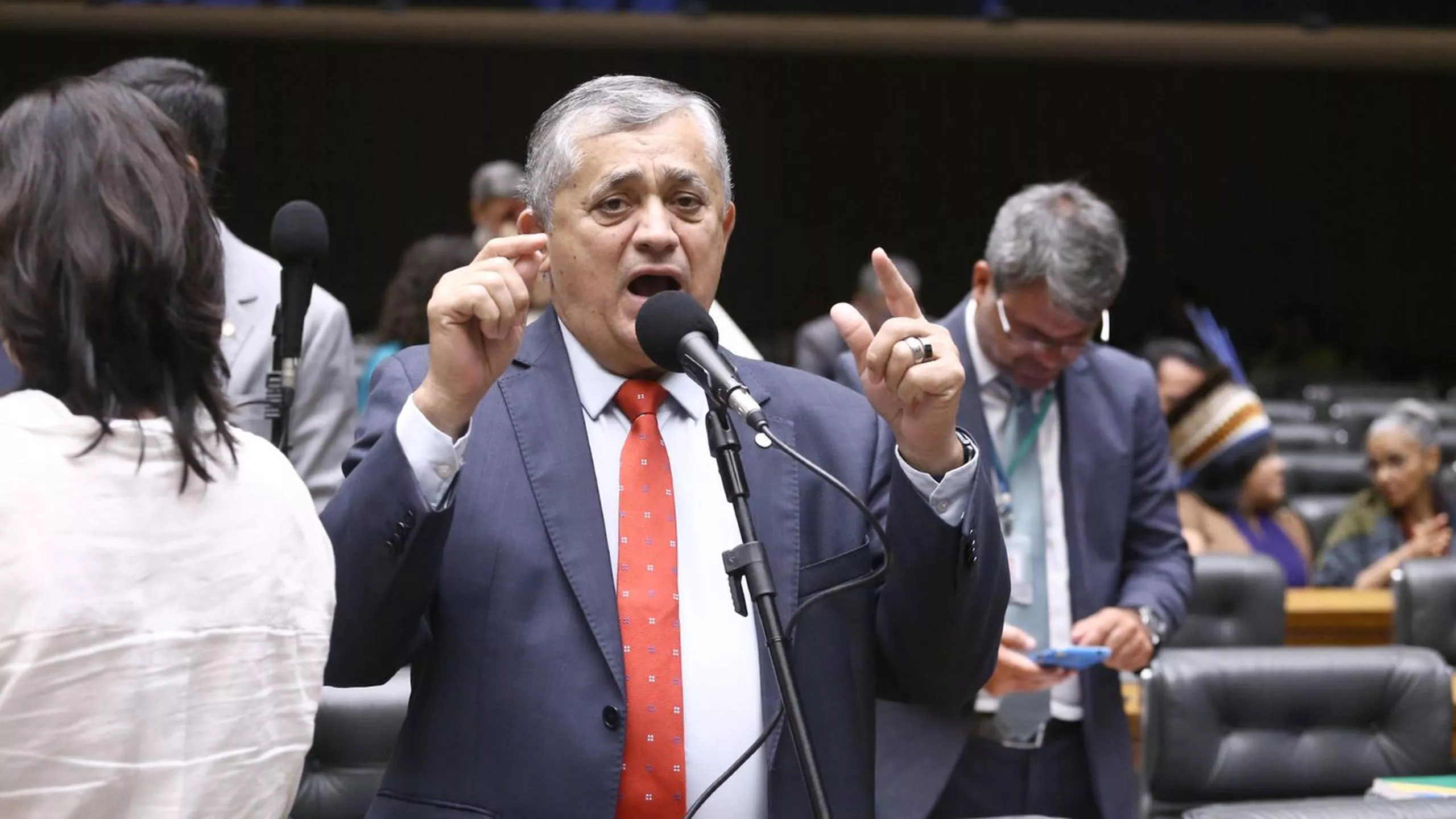José Guimarães assume articulação do governo Lula com meta de acelerar fim da escala 6×1 e debater tarifa zero