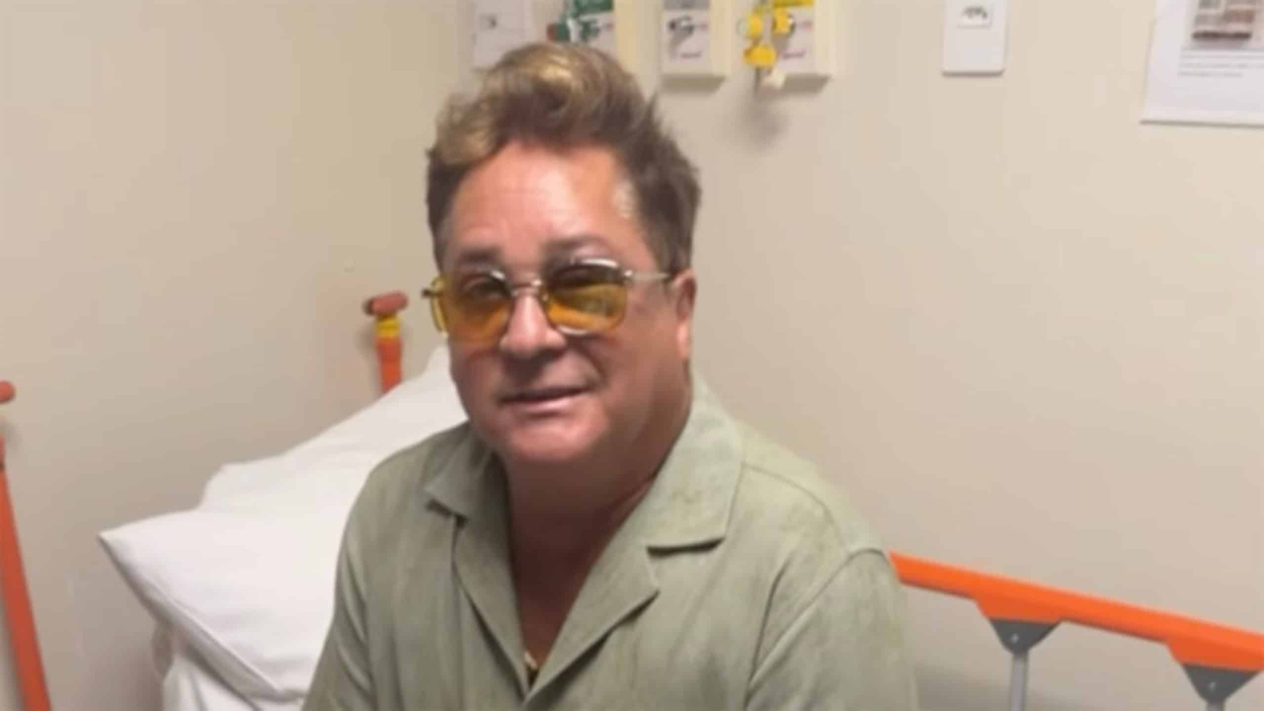 Leonardo aparece com hematoma no olho após acidente e vai ao hospital