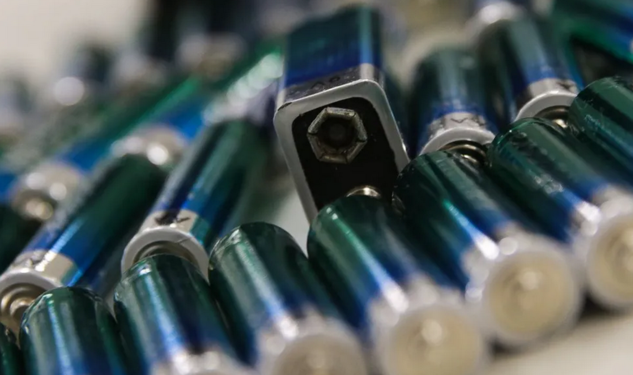 Brasil produz 2,4 milhões de toneladas de lixo eletrônico por ano; saiba como descartar corretamente