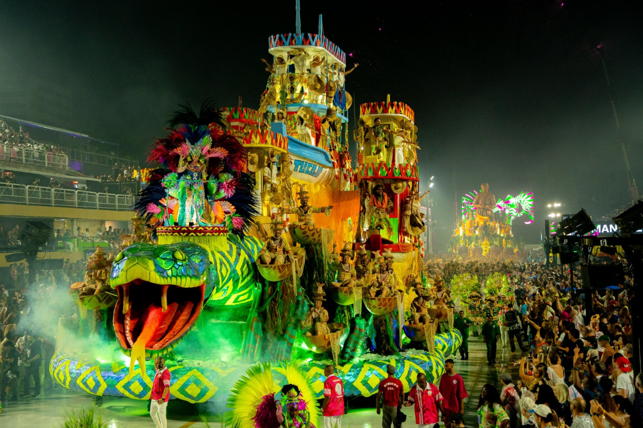 Mangueira celebra 98 anos com Alvorada, ações sociais e samba