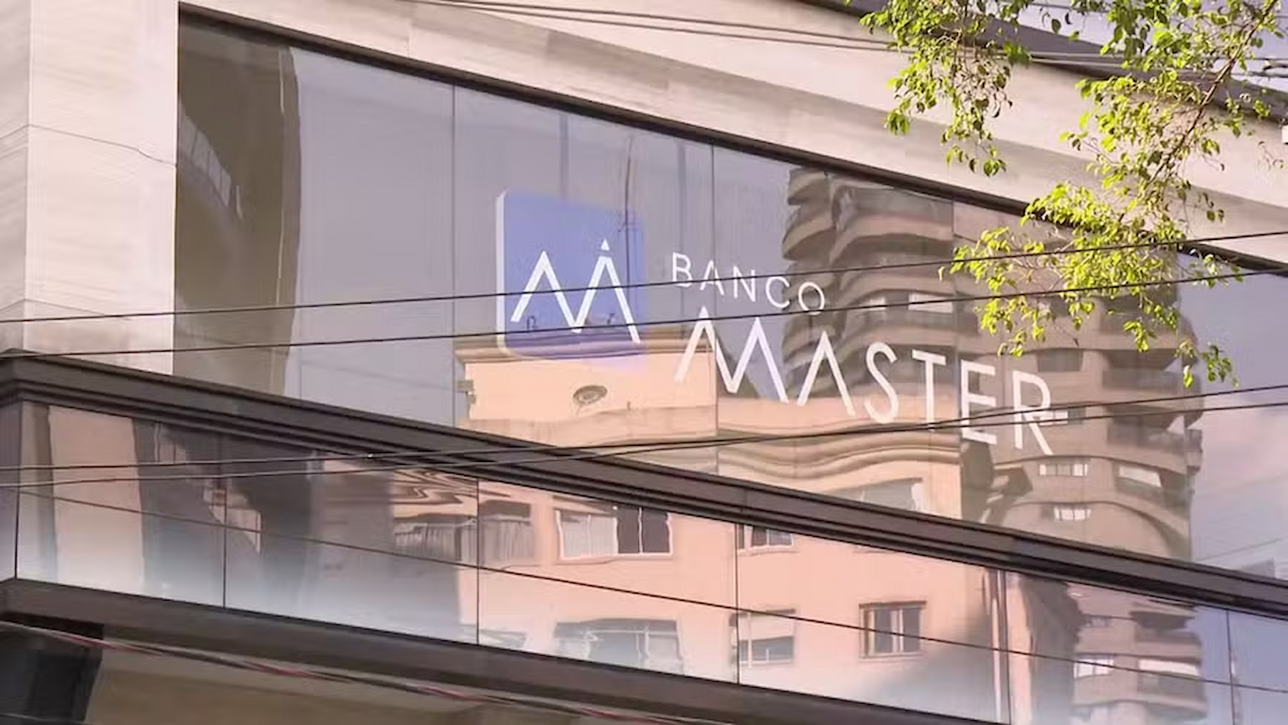 Endividamento de servidores leva Defensoria a investigar banco Master no Rio