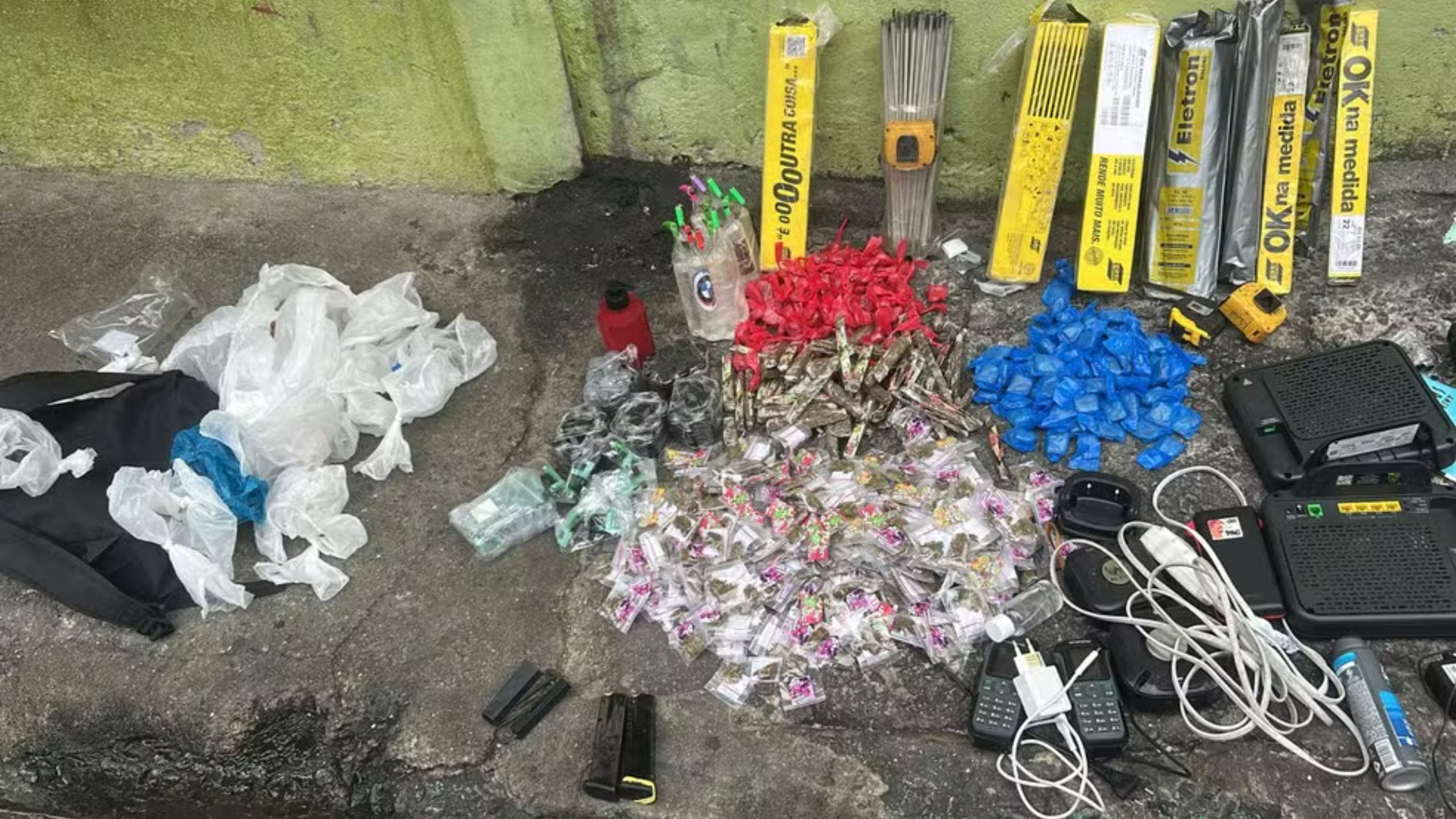 Operação da PM no Morro Azul encontra corpo carbonizado e prende três suspeitos