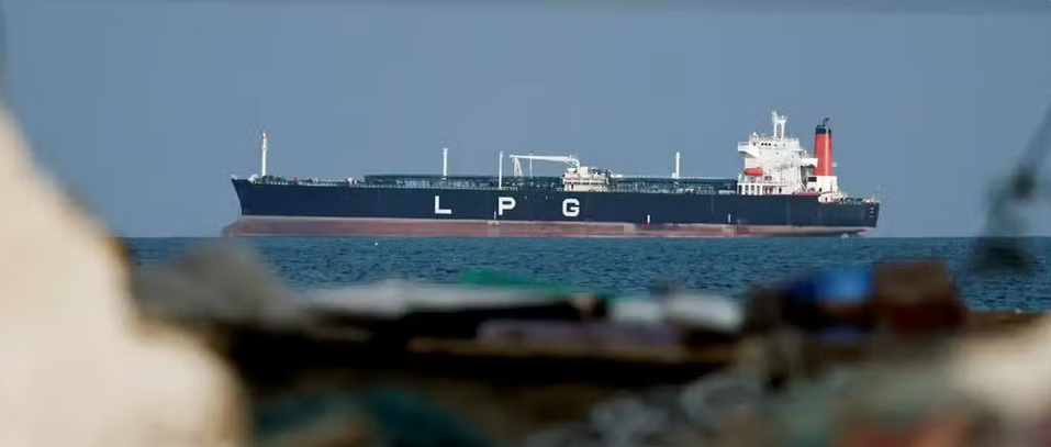 Irã flexibiliza bloqueio no Estreito de Ormuz e libera passagem de navios com cargas essenciais