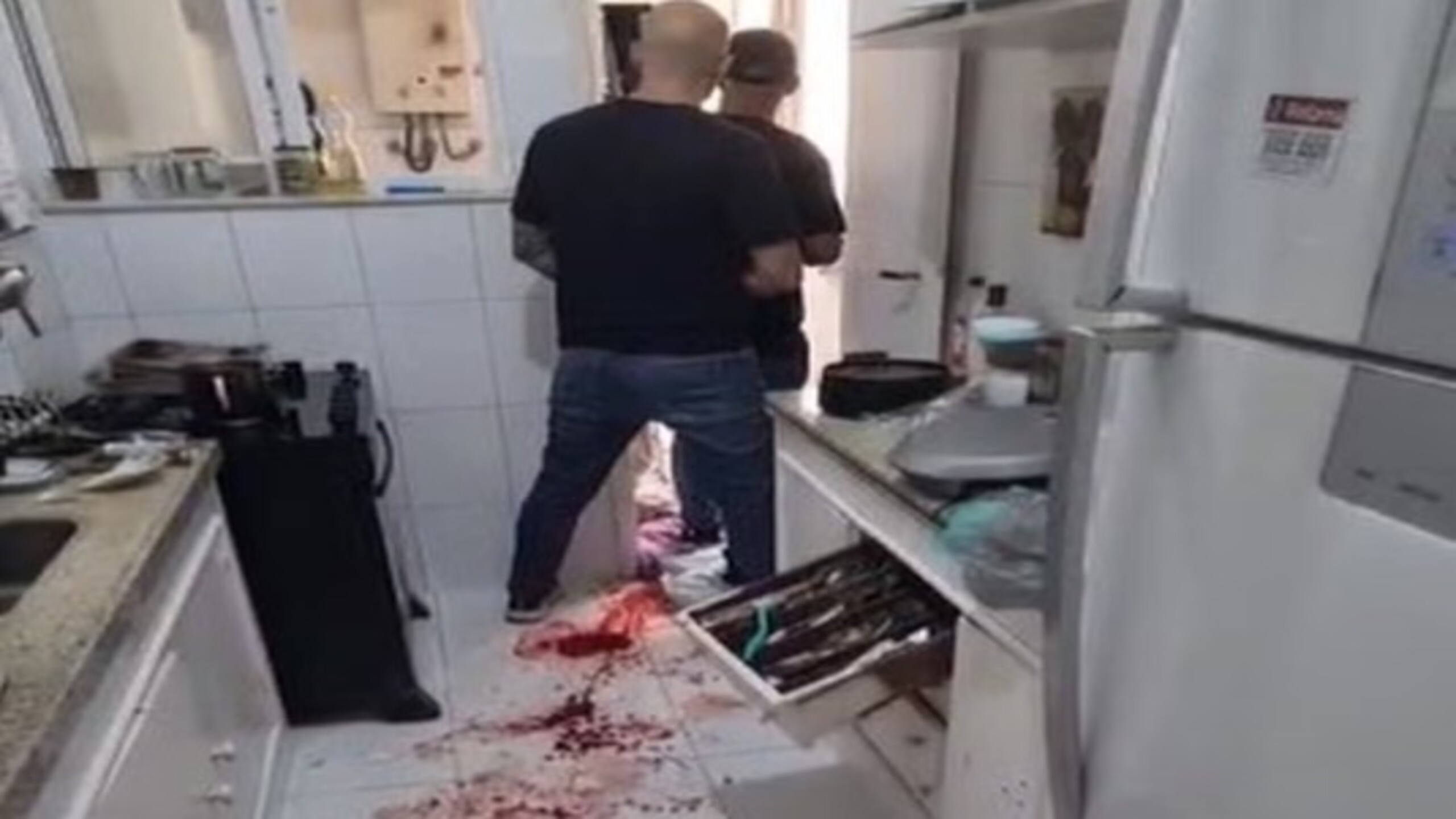 Homem é preso por esfaquear sobrinho e manter familiares em cárcere privado em Copacabana