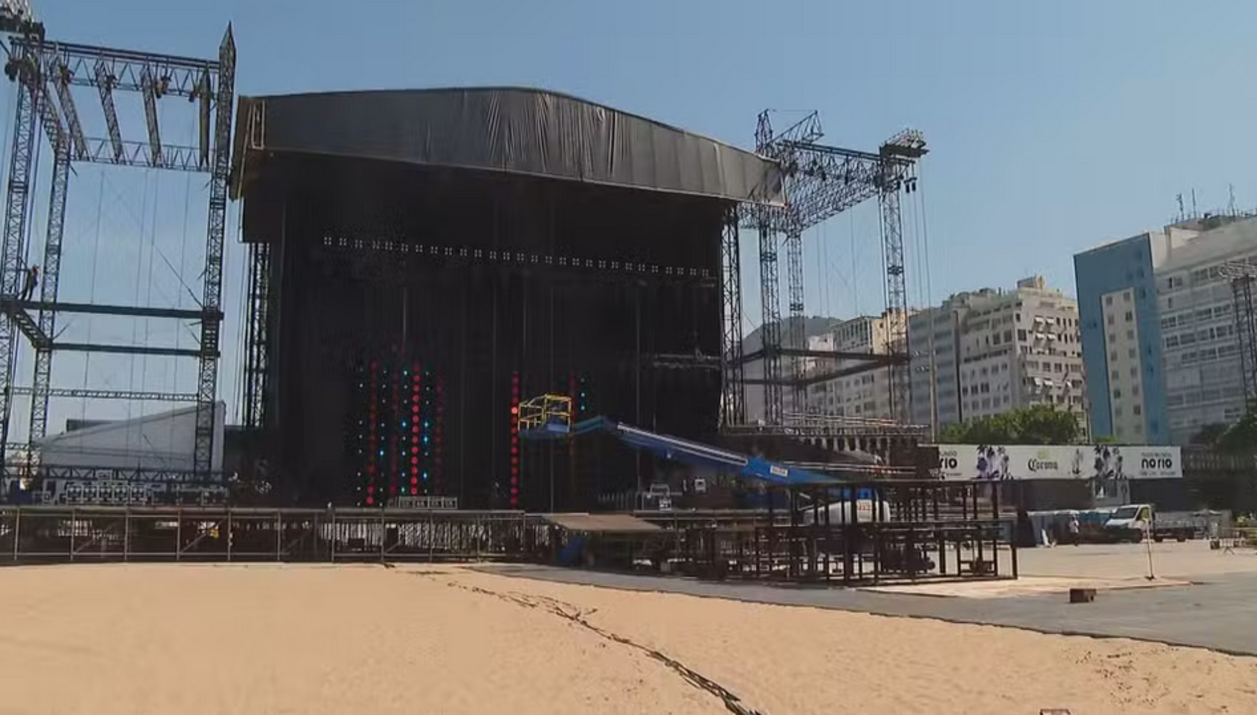 Shakira no Rio: carga de 10 toneladas de equipamentos para megashow chega ao Galeão