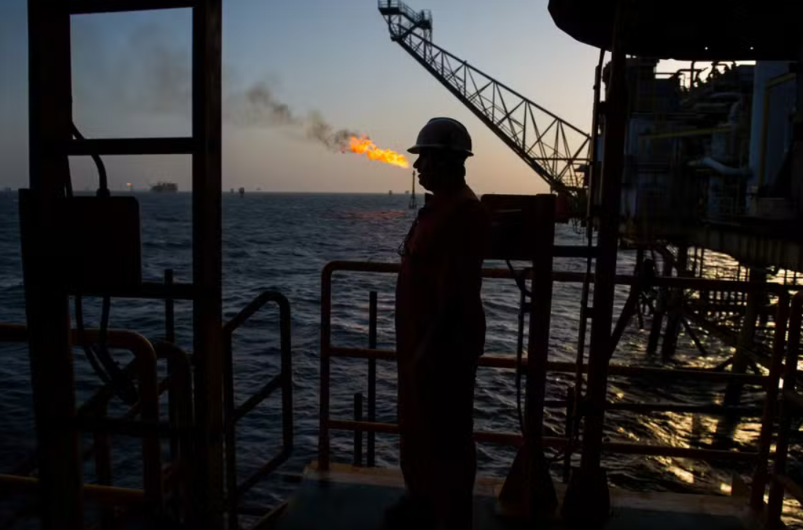 Preço do petróleo cai abaixo de US$ 100 com trégua no Oriente Médio