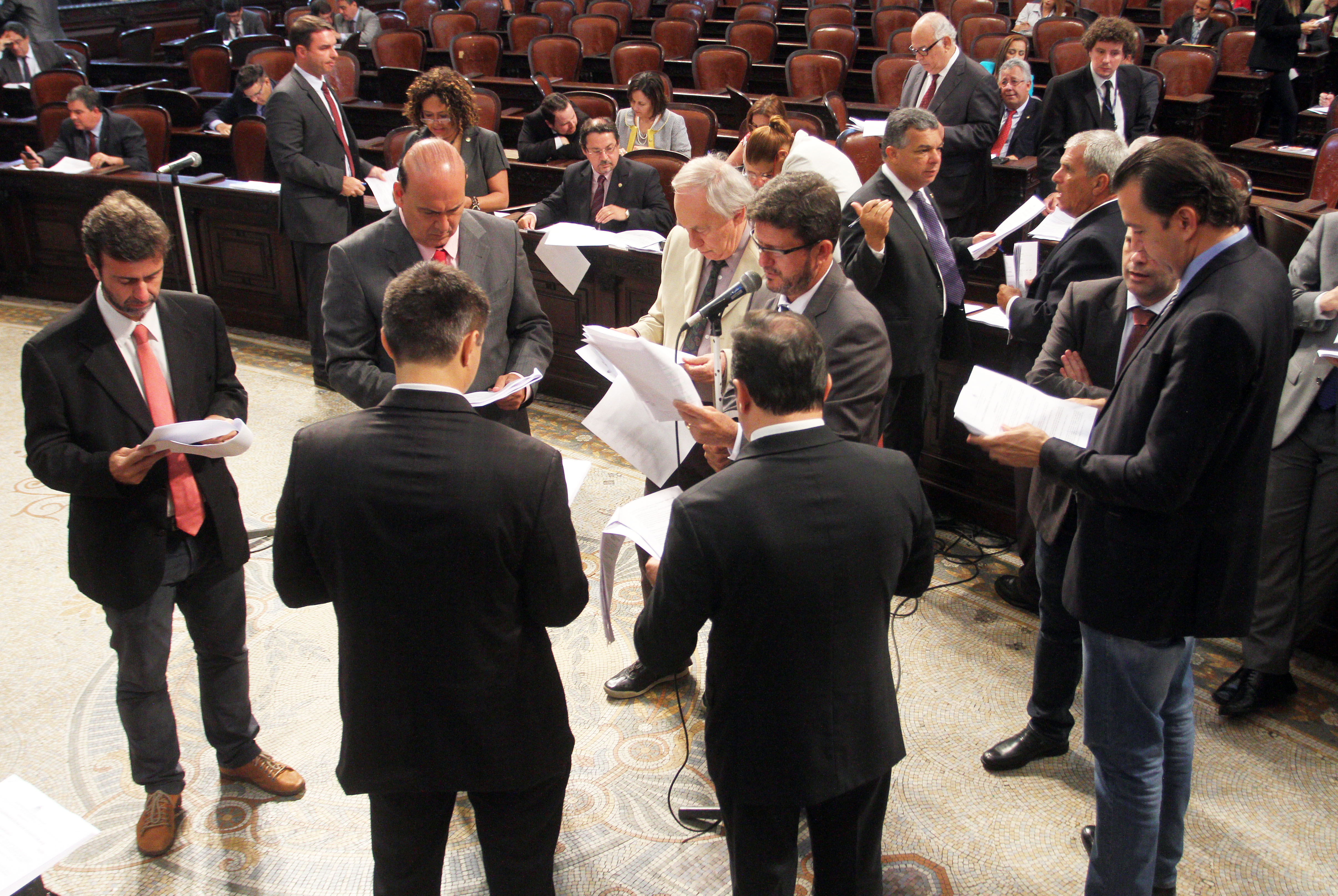 Alerj decide novo presidente em meio a pressão política, influência do STF e disputa entre PL e grupo de Paes