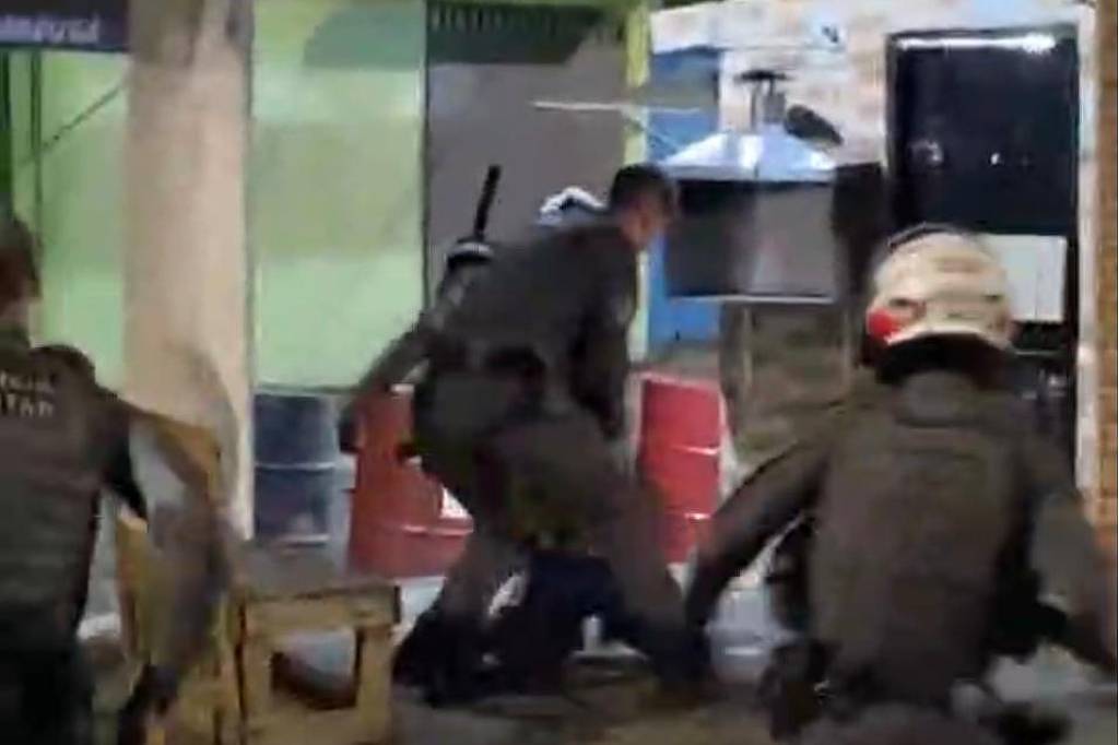 Vídeo flagra PMs agredindo homem rendido após baile na zona sul de SP