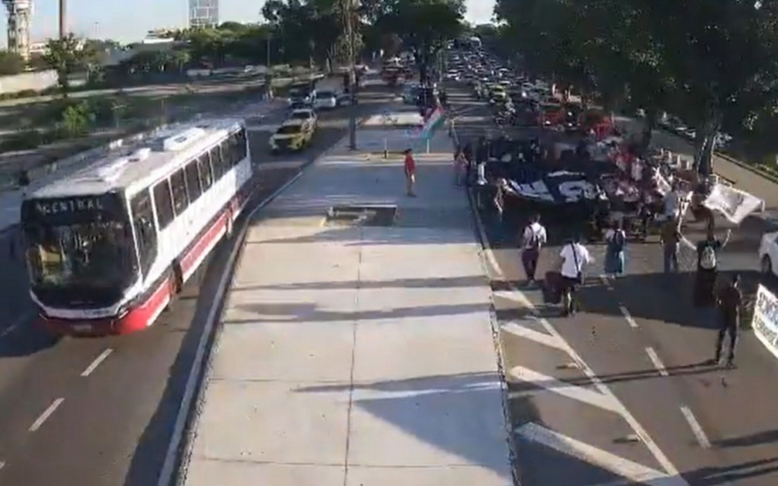 Ato de professores por atraso de pagamento do piso percorre Centro do Rio