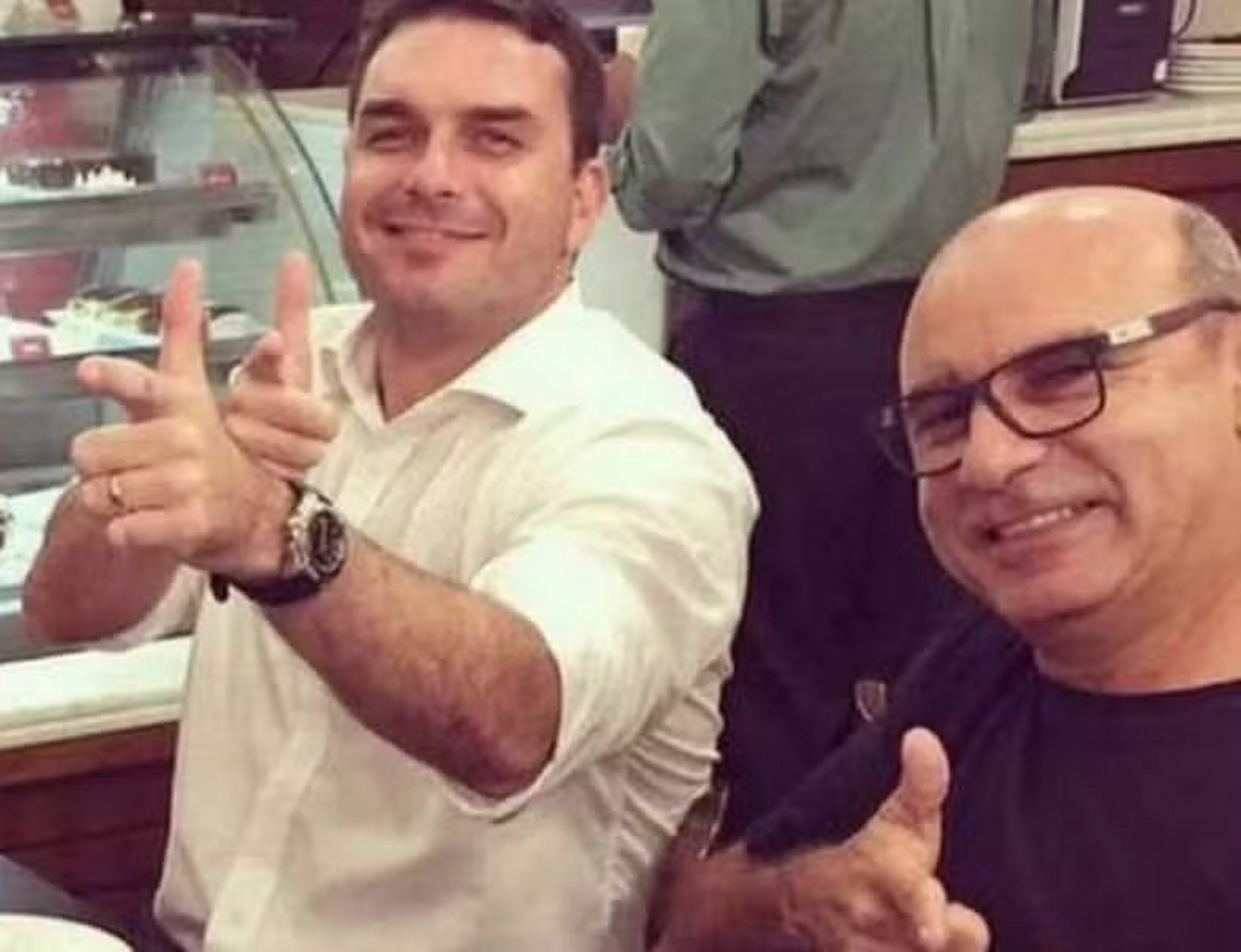 Oito anos após acusação de rachadinha, Queiroz mantém influência política e ocupa cargo em Saquarema