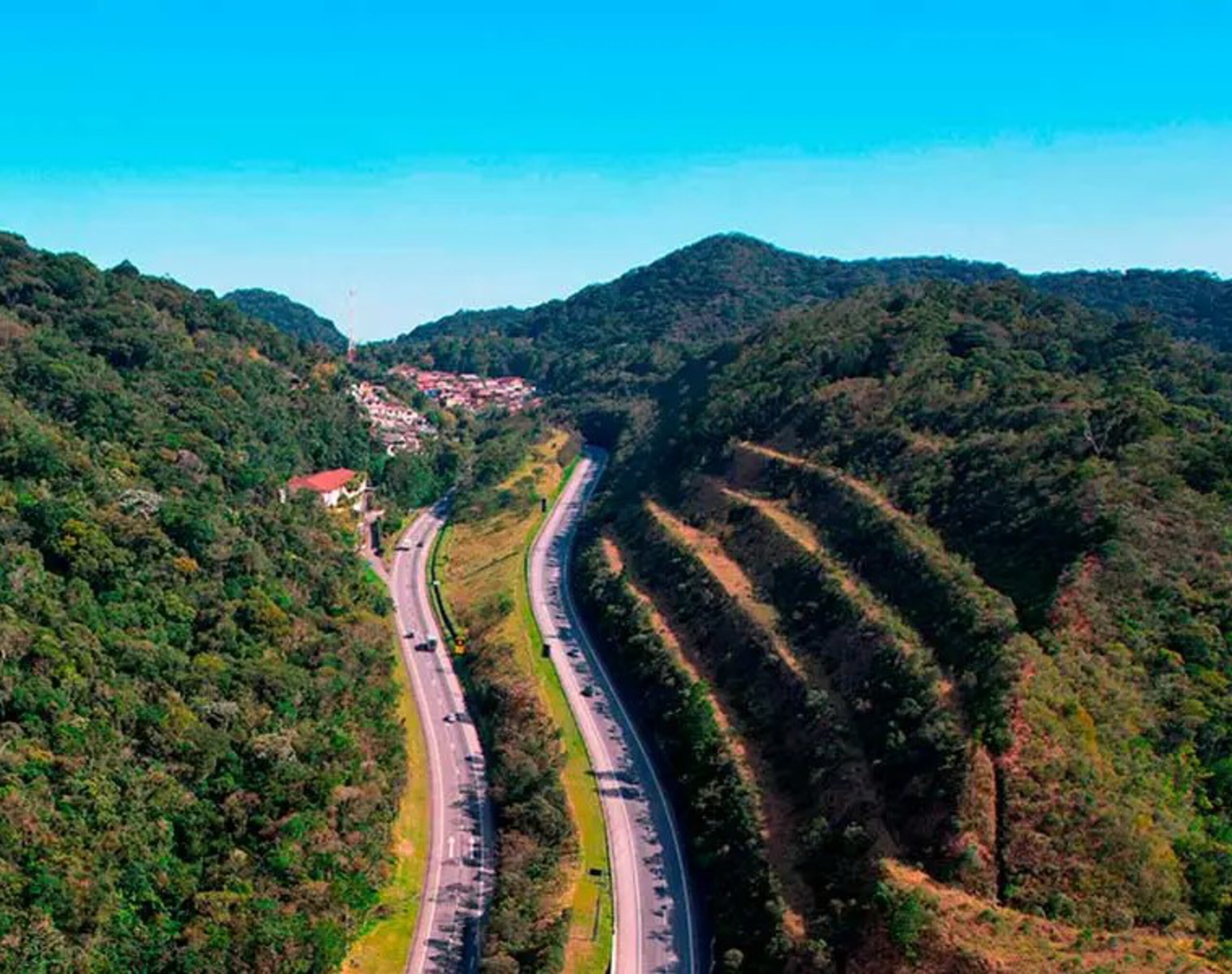 Feriado de Tiradentes: Elovias projeta 266 mil veículos na BR-040 entre Juiz de Fora e Rio