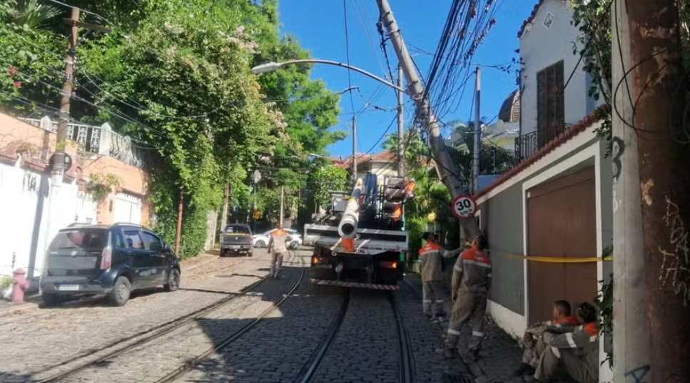 Colisão de ônubus com poste em Santa Teresa interrompe circulação dos bondes