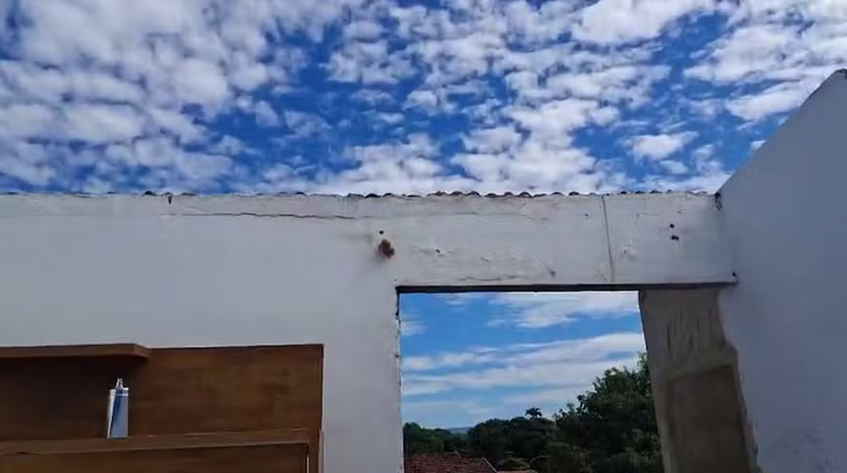 Vendaval destelha casa e deixa família desabrigada no Rio: ‘Levou tudo, foi um desespero’, diz moradora